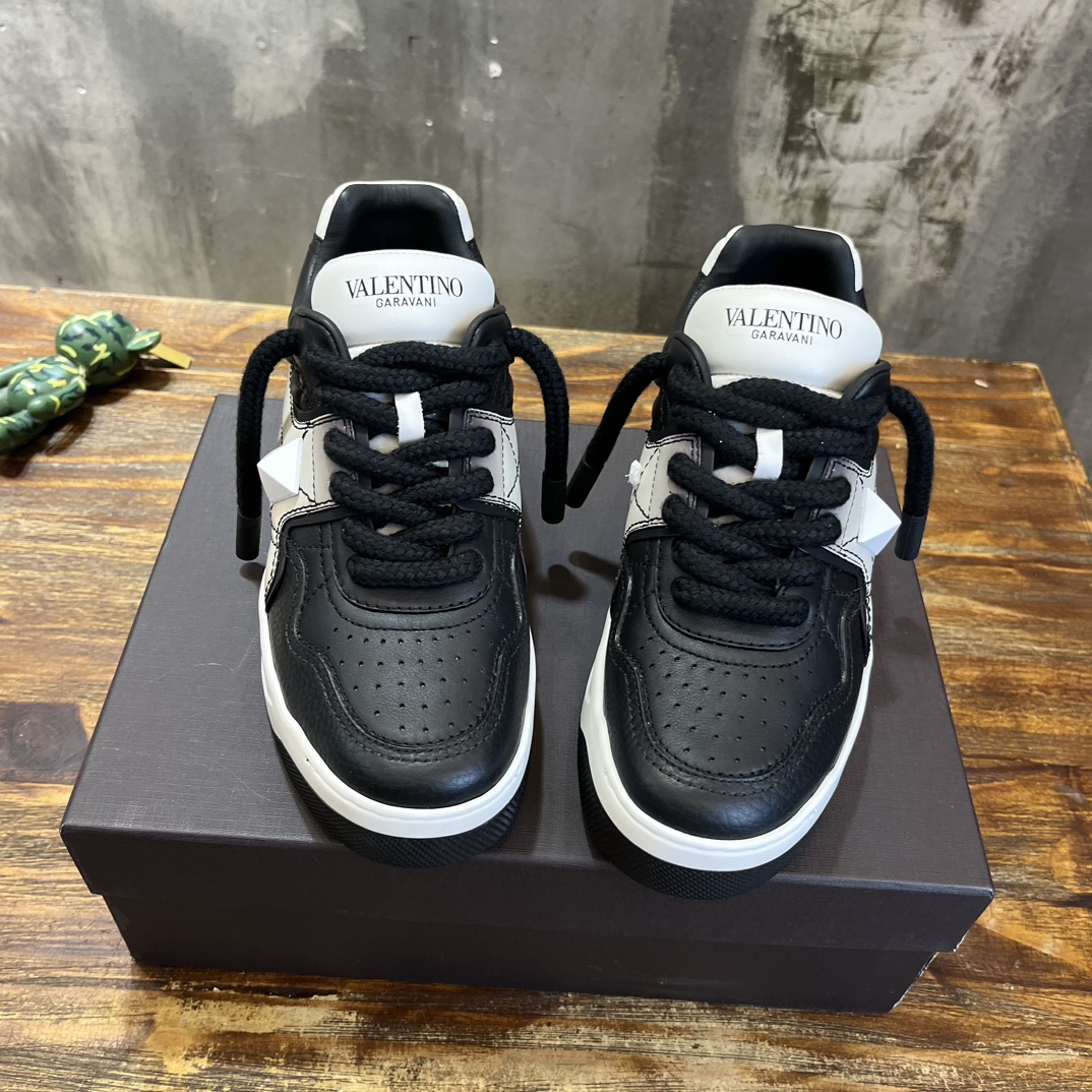 Bagsaaa Va1e*ntin0 Black & White Sneakers