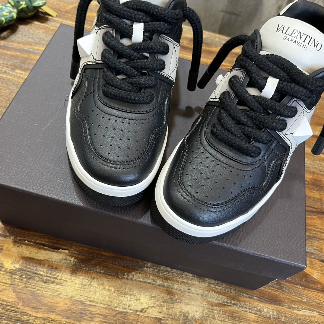 Bagsaaa Va1e*ntin0 Black & White Sneakers