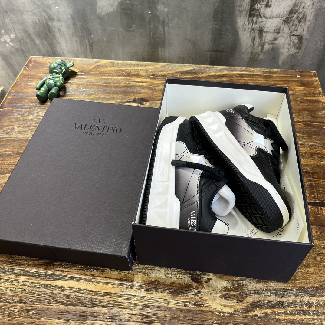 Bagsaaa Va1e*ntin0 Black & White Sneakers