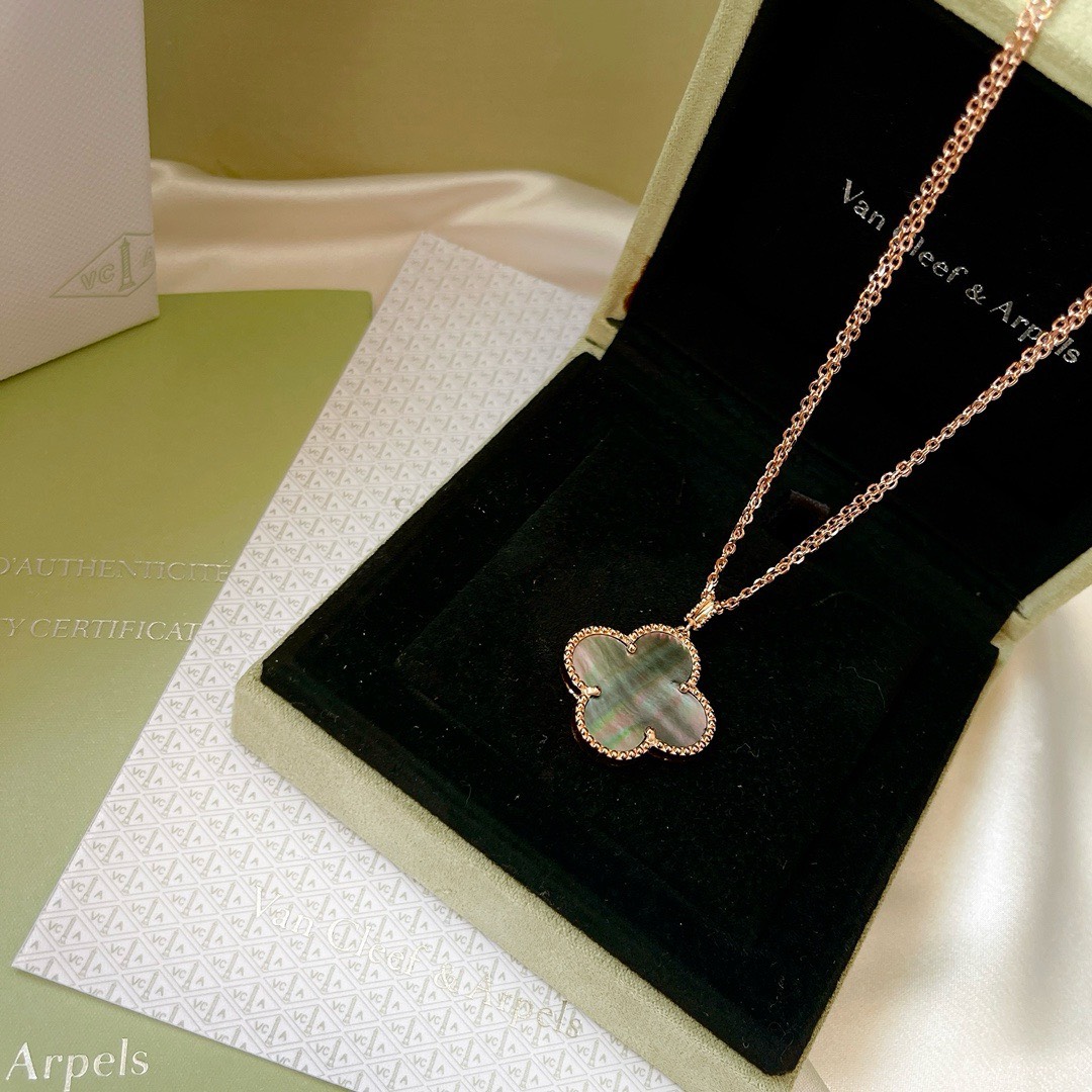 Bagsaaa V*n Cl**f & Arp*1s Gold Necklace 02
