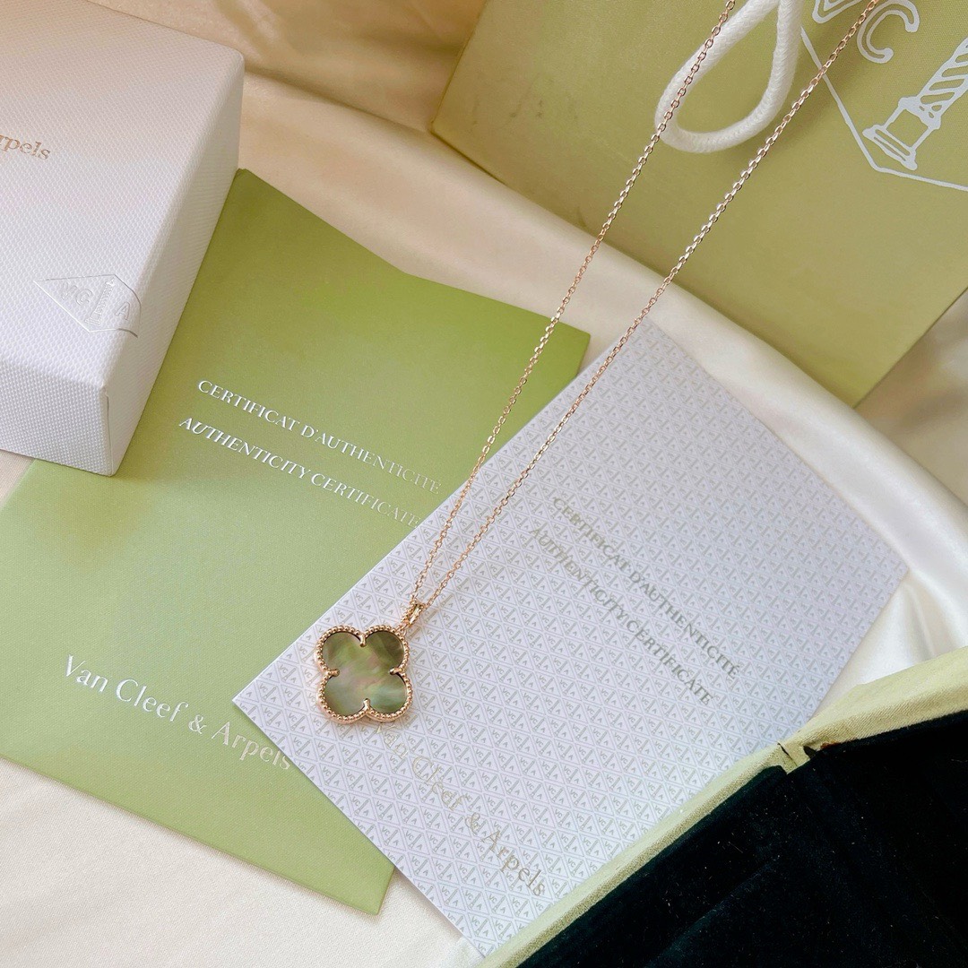 Bagsaaa V*n Cl**f & Arp*1s Gold Necklace 02