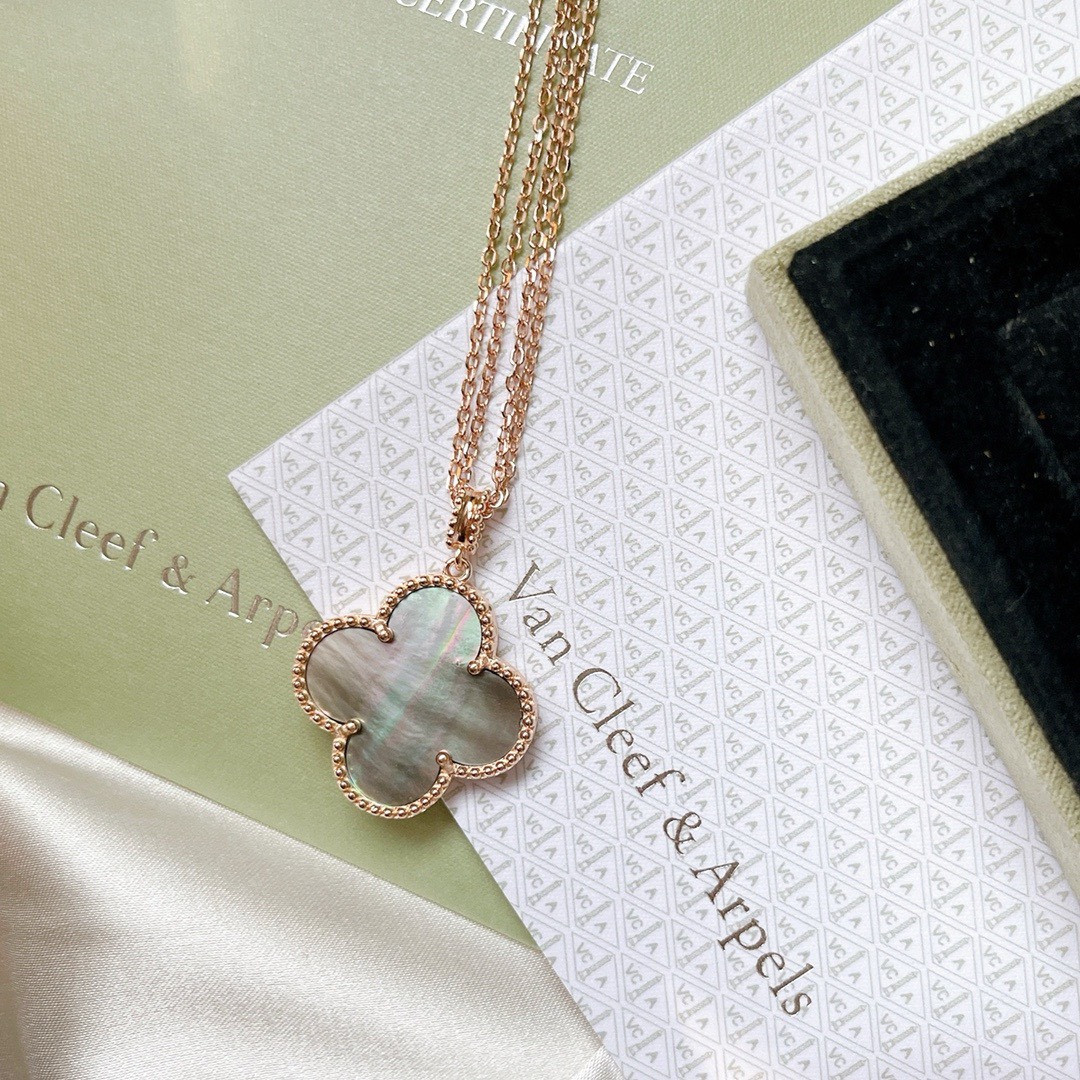 Bagsaaa V*n Cl**f & Arp*1s Gold Necklace 02