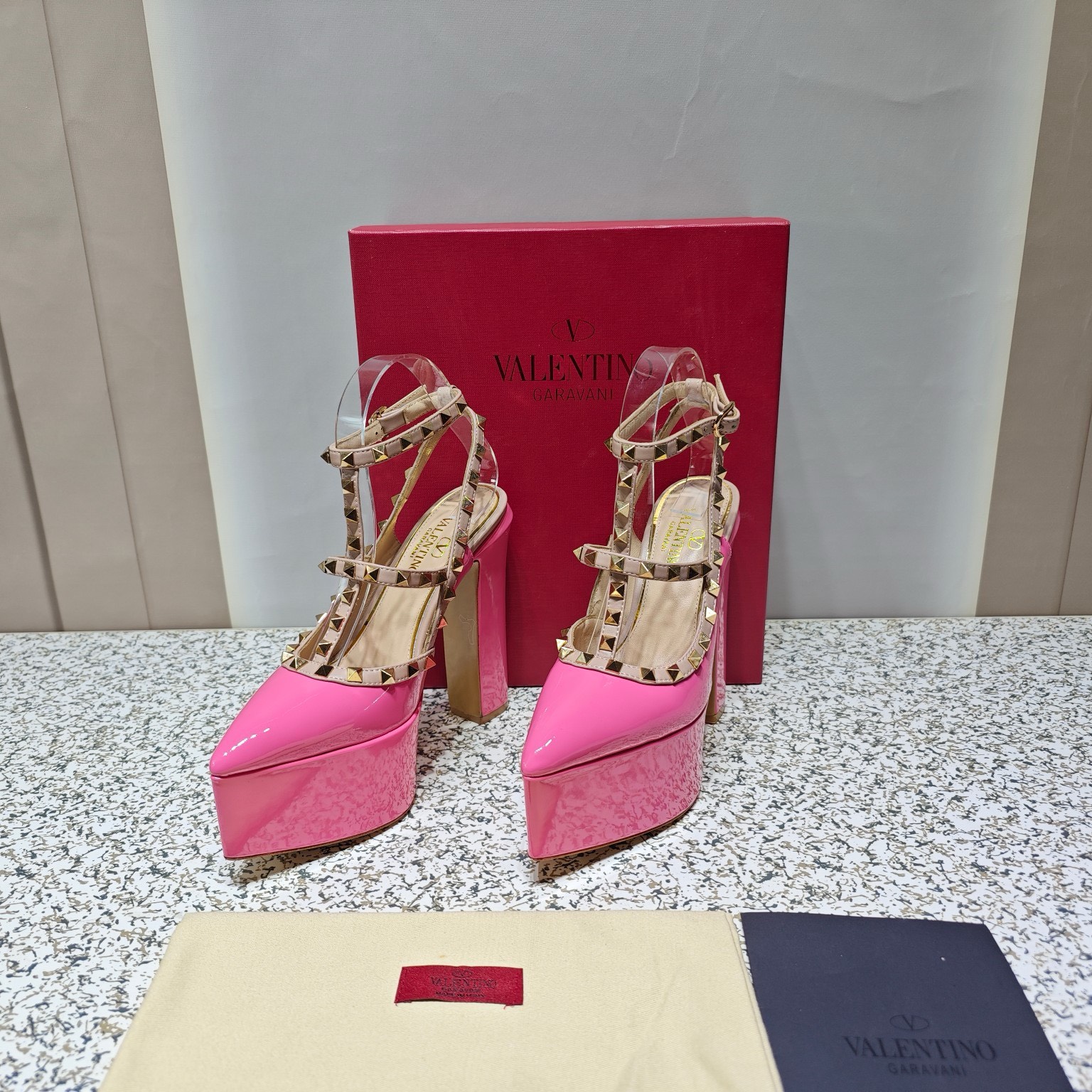 Bagsaaa Va1e*ntin0 Garavani Rockstud patent leather platform pumps in pink
