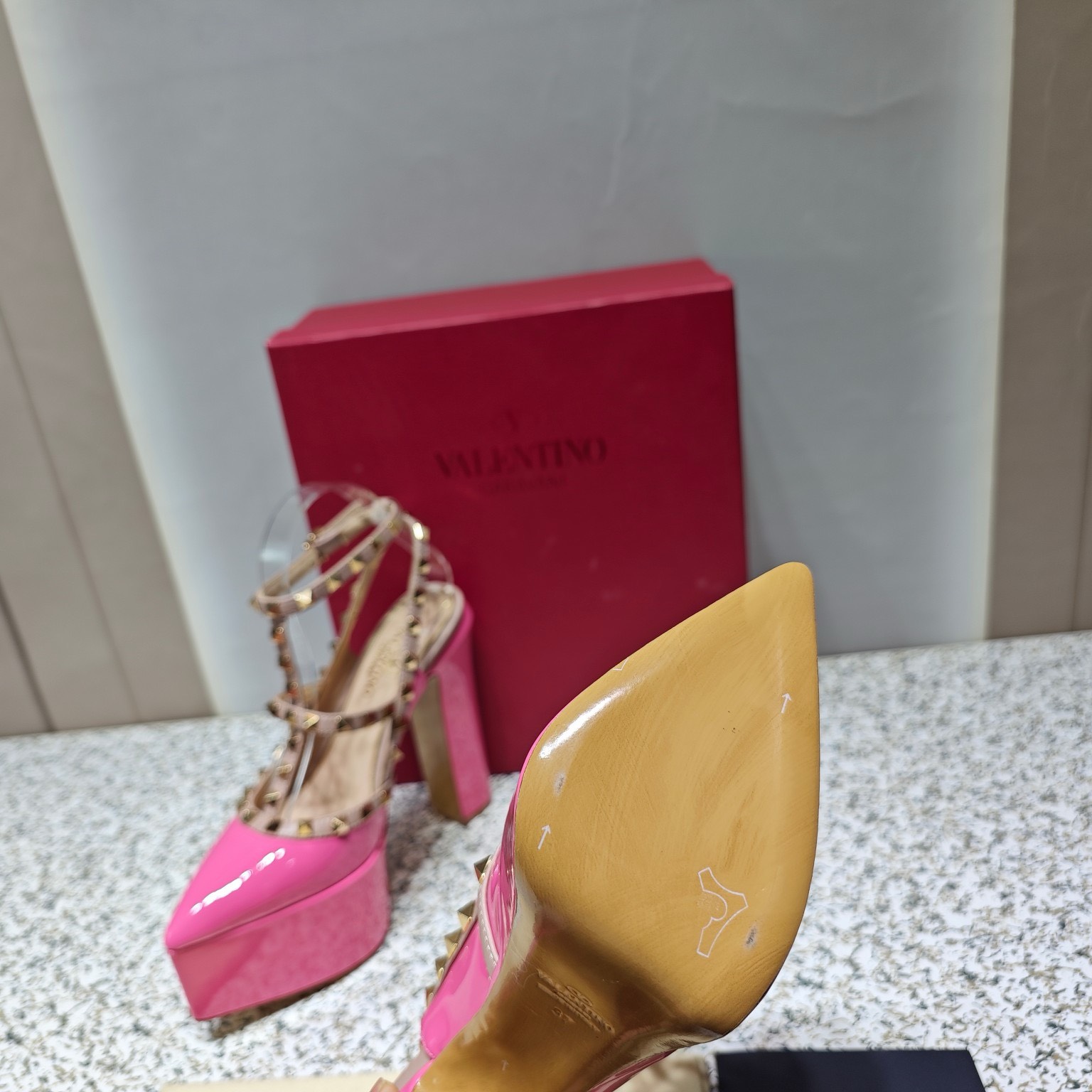 Bagsaaa Va1e*ntin0 Garavani Rockstud patent leather platform pumps in pink
