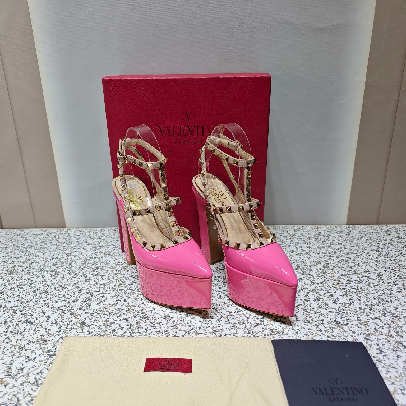 Bagsaaa Va1e*ntin0 Garavani Rockstud patent leather platform pumps in pink