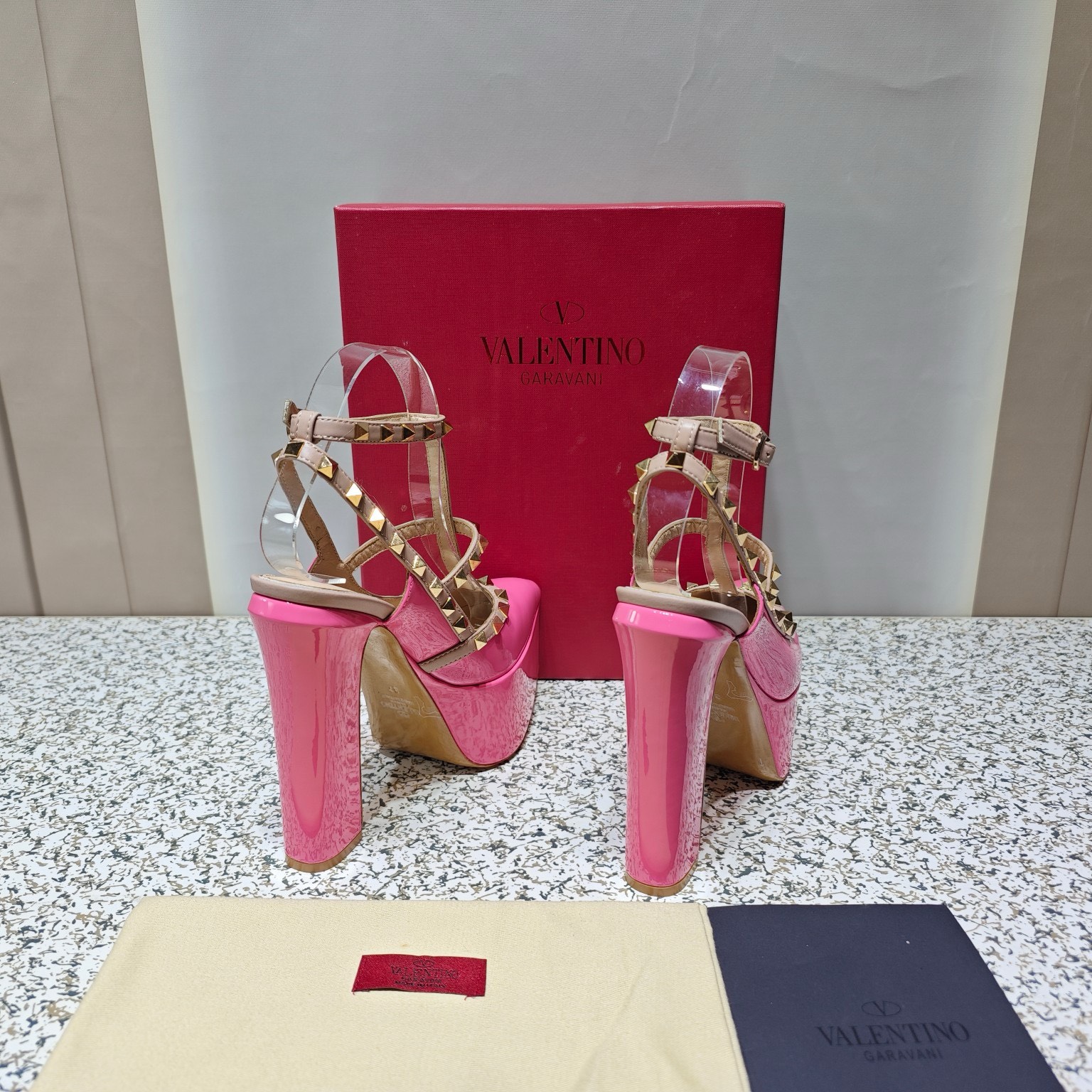 Bagsaaa Va1e*ntin0 Garavani Rockstud patent leather platform pumps in pink