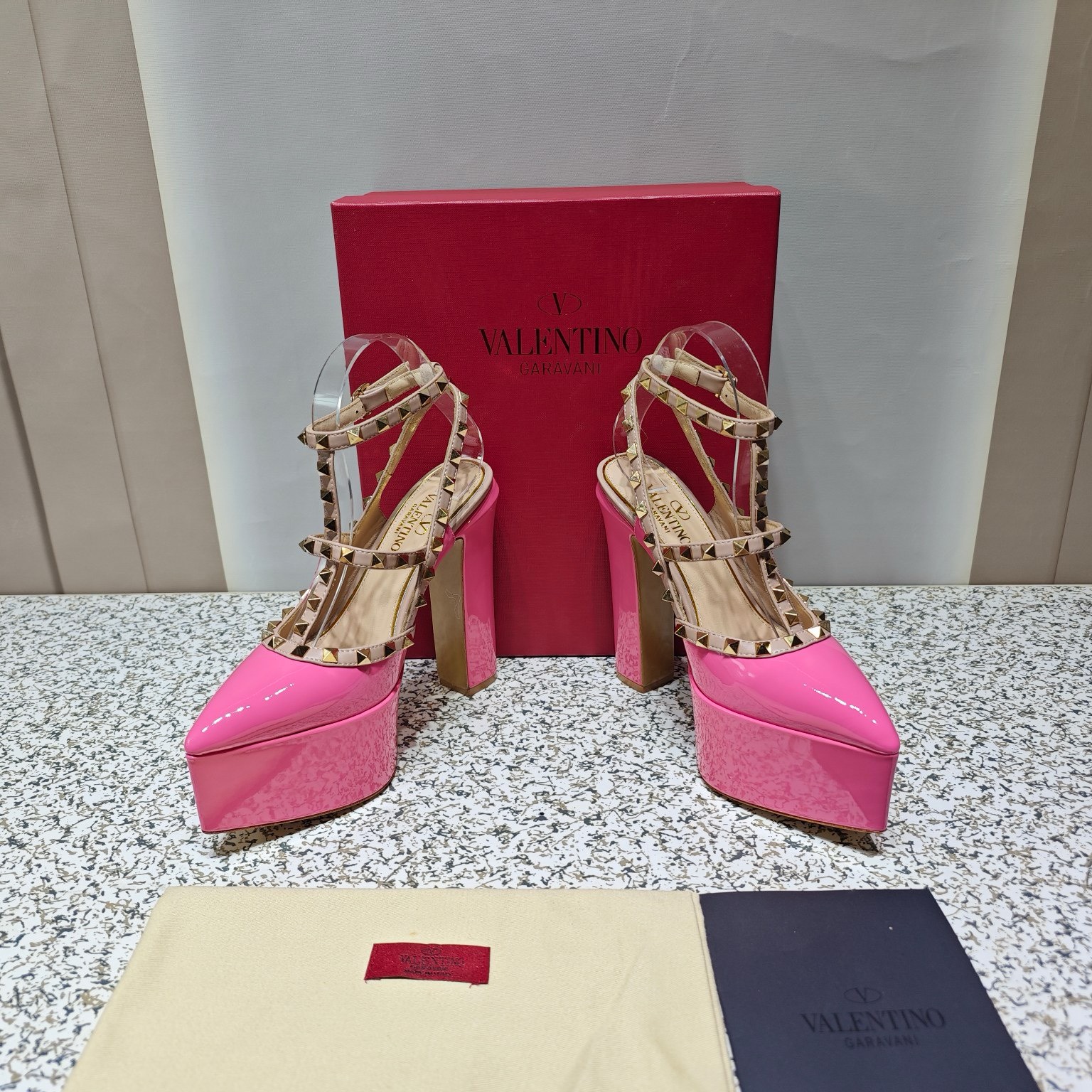 Bagsaaa Va1e*ntin0 Garavani Rockstud patent leather platform pumps in pink
