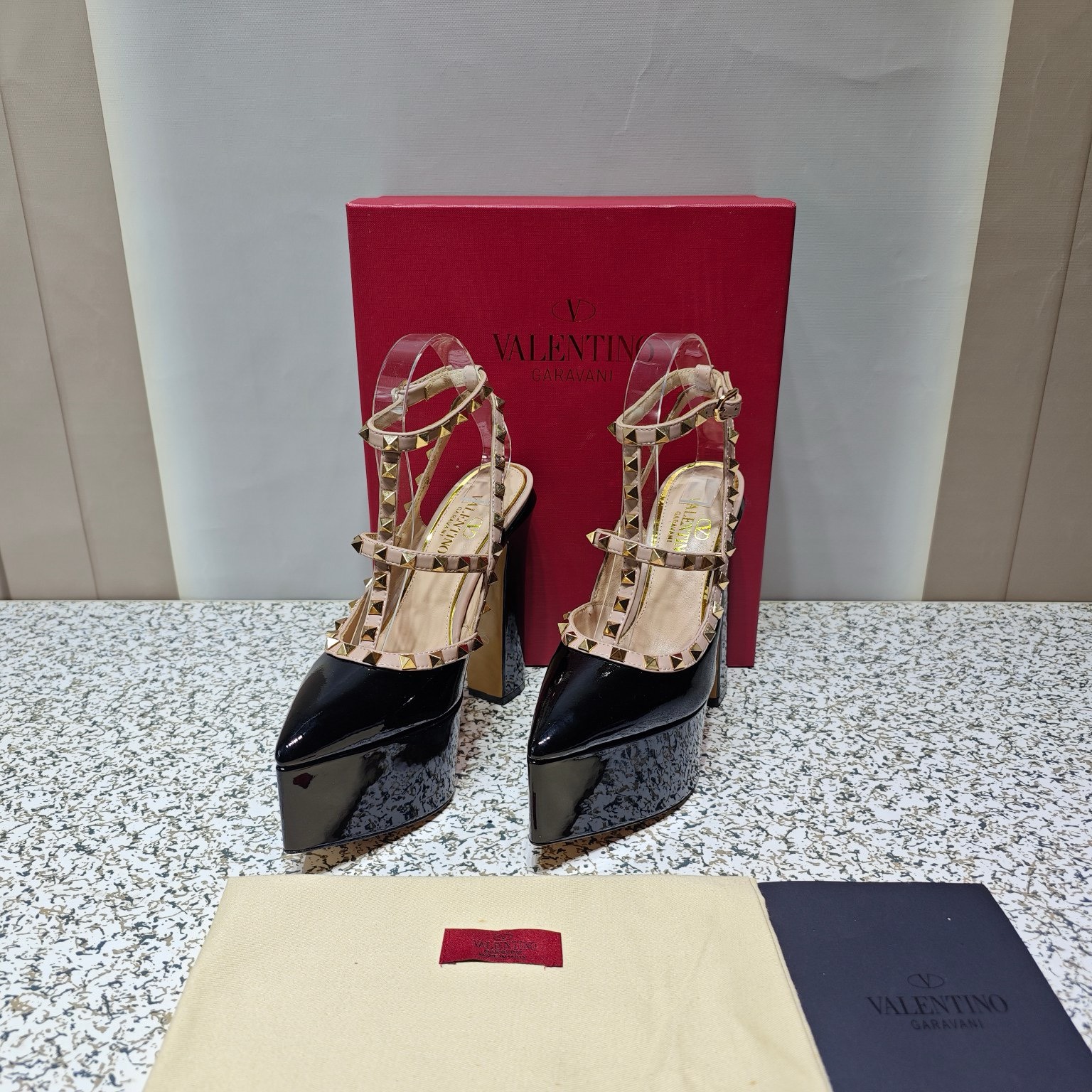 Bagsaaa Va1e*ntin0 Garavani Rockstud patent leather platform pumps in black