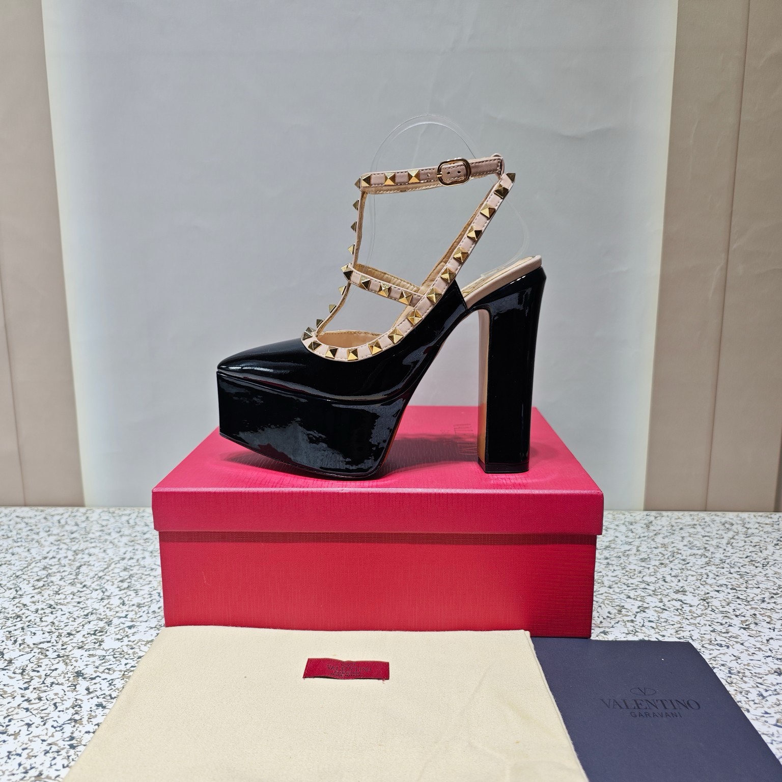 Bagsaaa Va1e*ntin0 Garavani Rockstud patent leather platform pumps in black