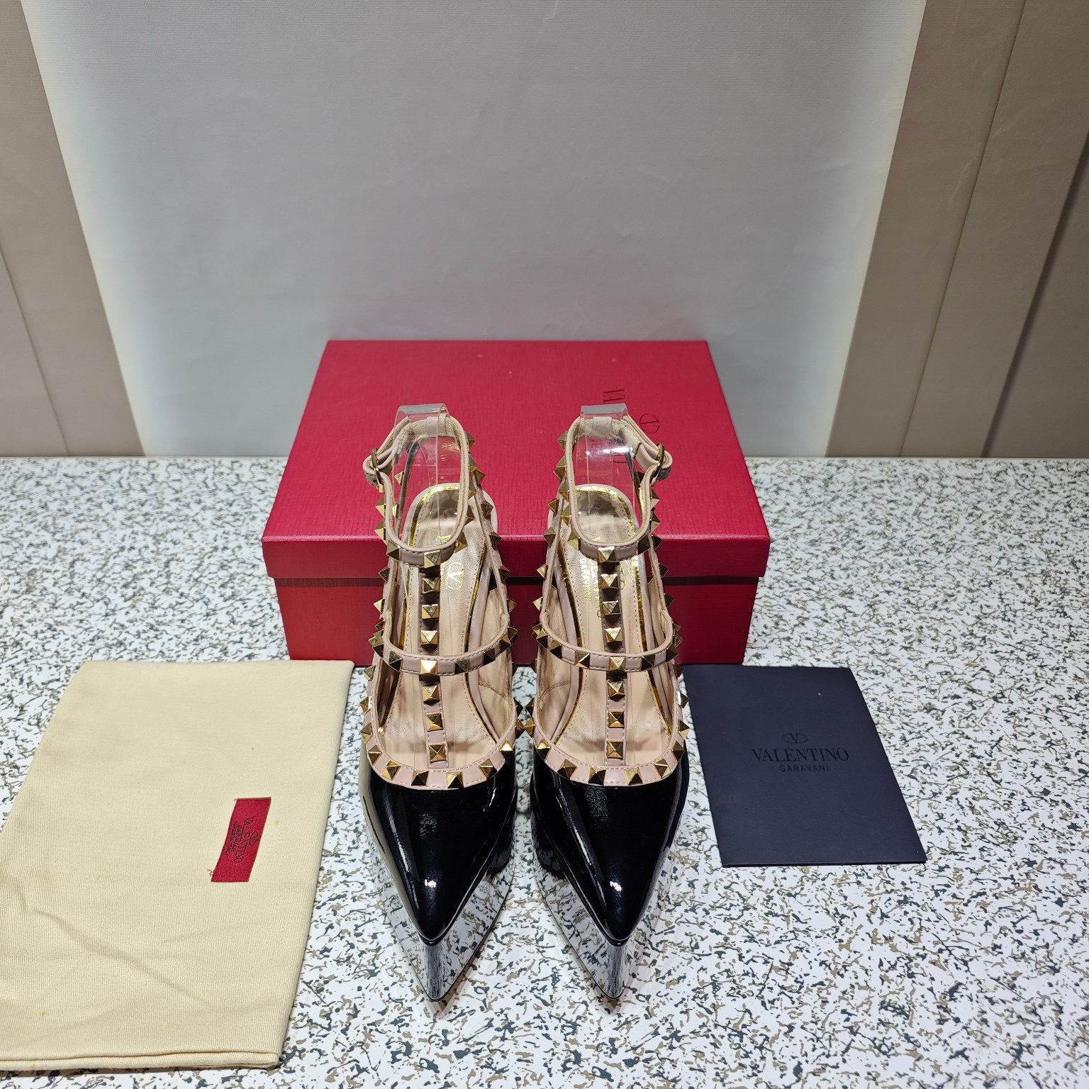 Bagsaaa Va1e*ntin0 Garavani Rockstud patent leather platform pumps in black