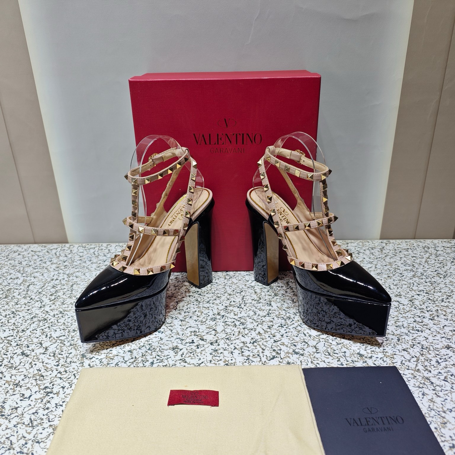 Bagsaaa Va1e*ntin0 Garavani Rockstud patent leather platform pumps in black