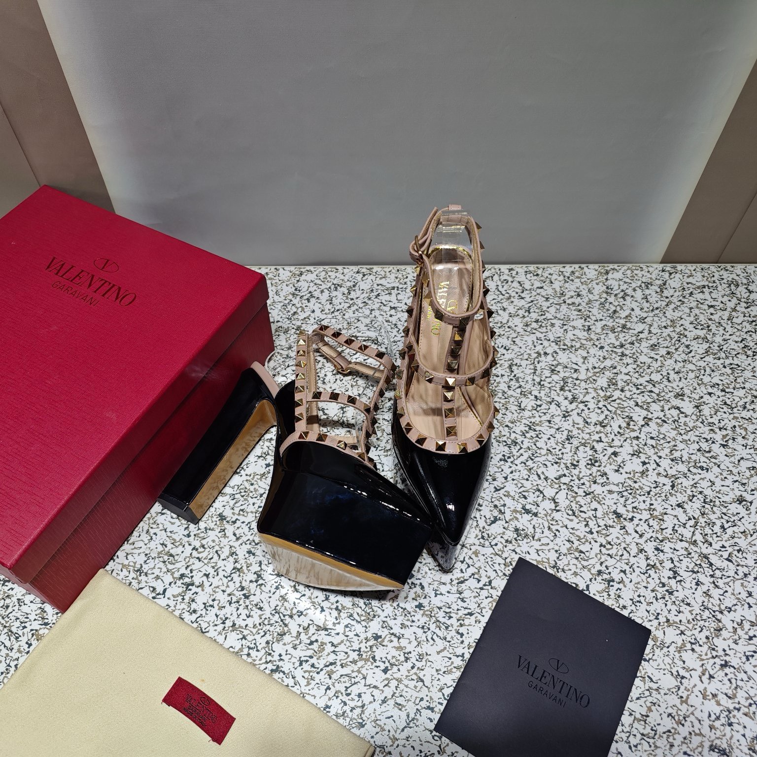 Bagsaaa Va1e*ntin0 Garavani Rockstud patent leather platform pumps in black
