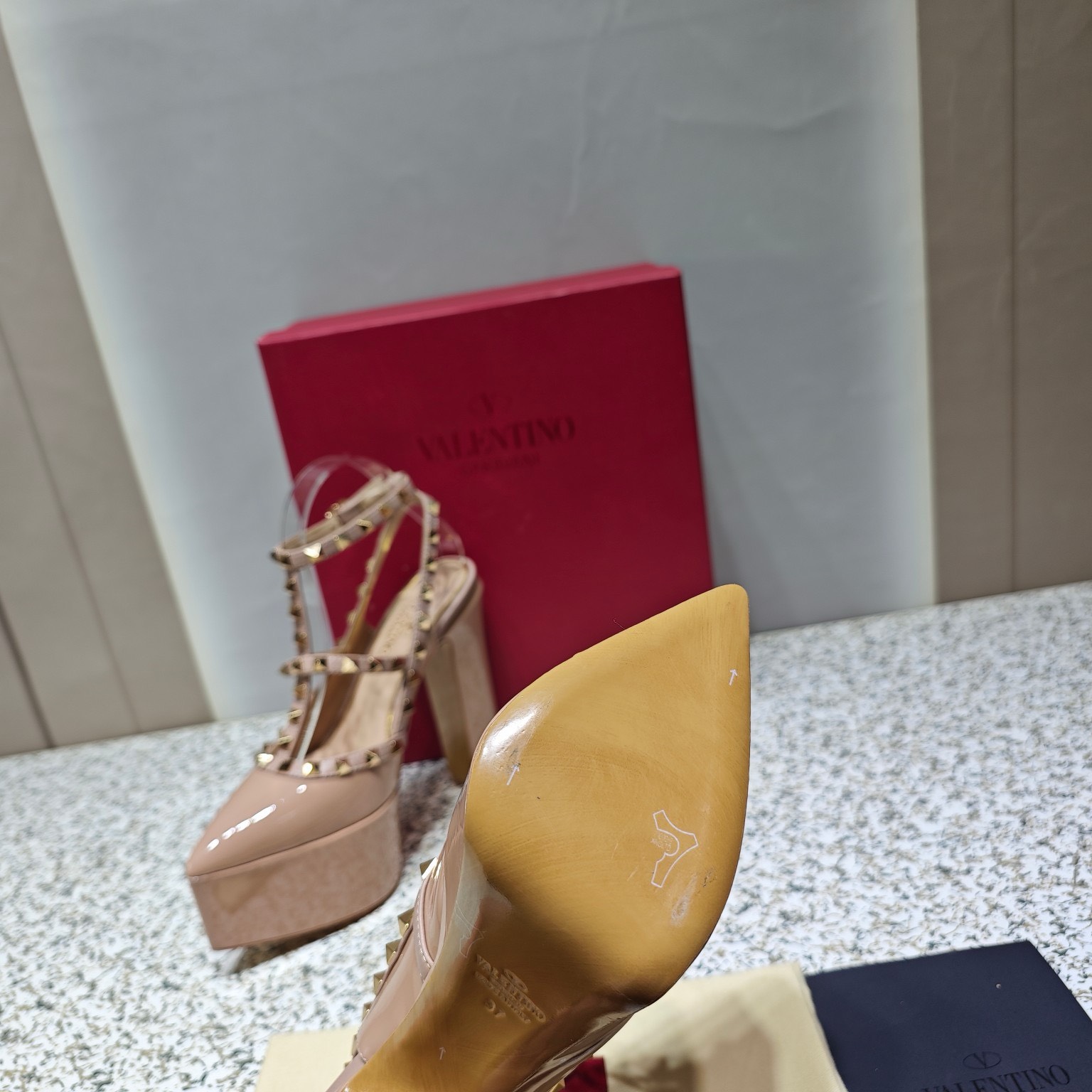 Bagsaaa Va1e*ntin0 Garavani Rockstud patent leather platform pumps in nude