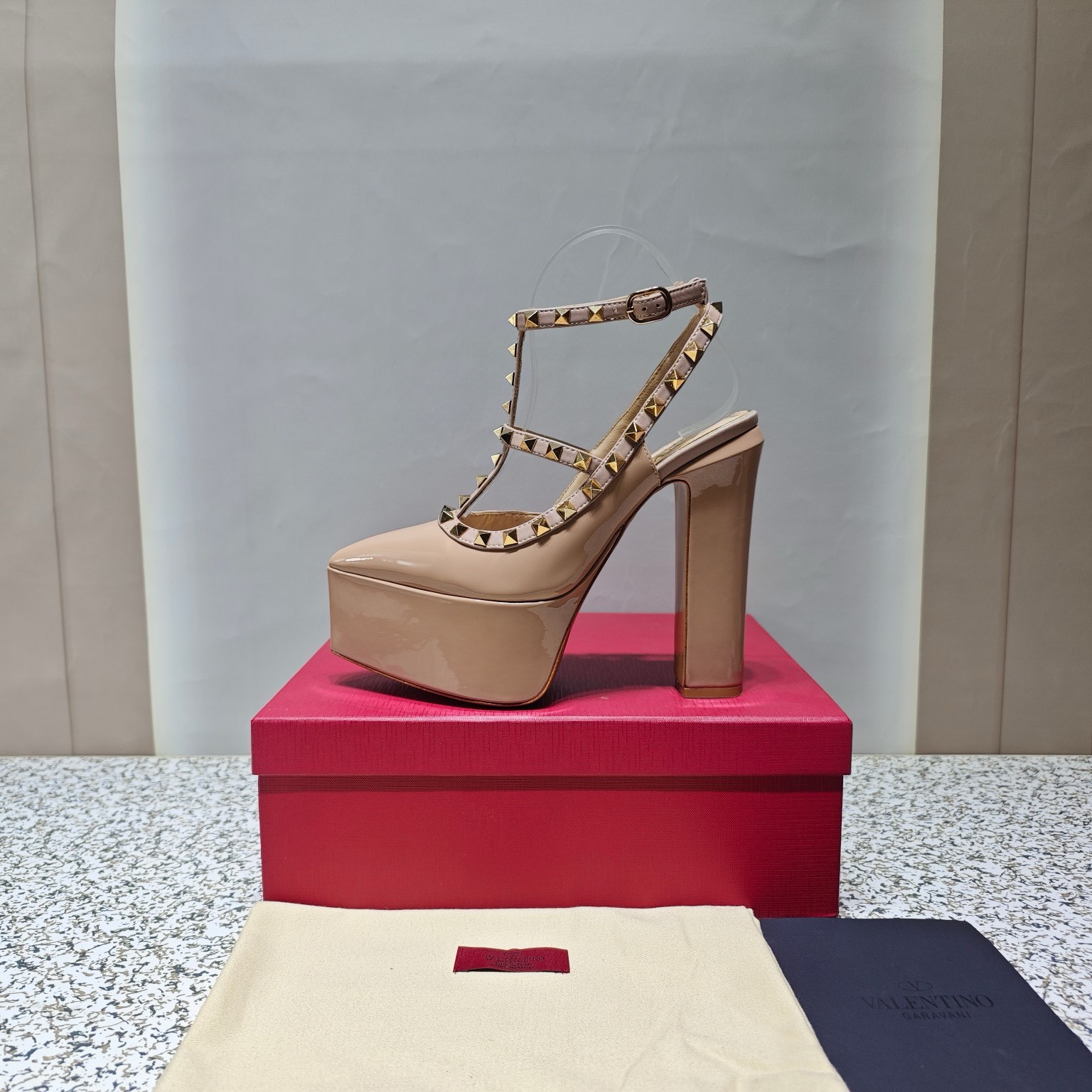 Bagsaaa Va1e*ntin0 Garavani Rockstud patent leather platform pumps in nude