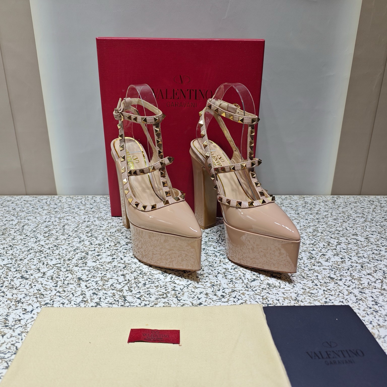Bagsaaa Va1e*ntin0 Garavani Rockstud patent leather platform pumps in nude