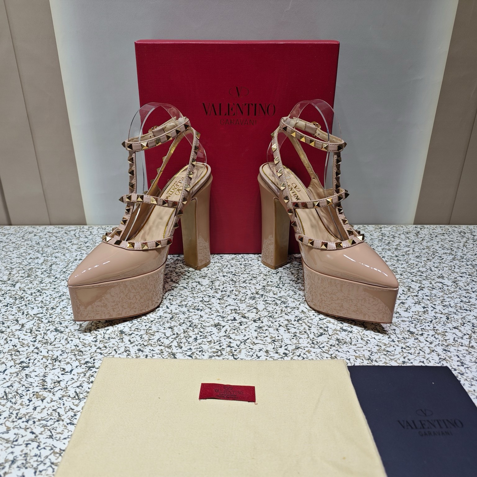 Bagsaaa Va1e*ntin0 Garavani Rockstud patent leather platform pumps in nude