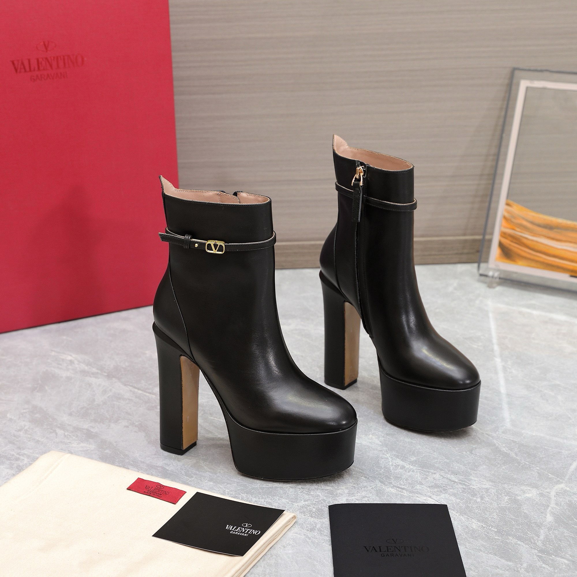 Bagsaaa Va1e*ntin0 Vlogo Black Boots
