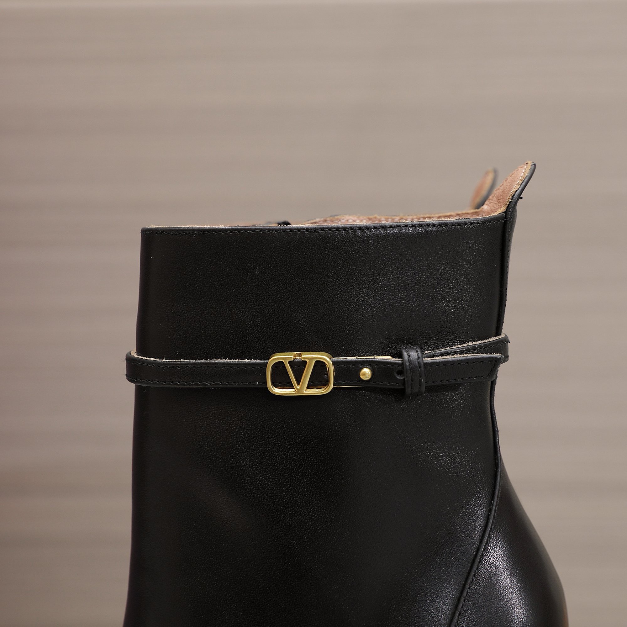 Bagsaaa Va1e*ntin0 Vlogo Black Boots