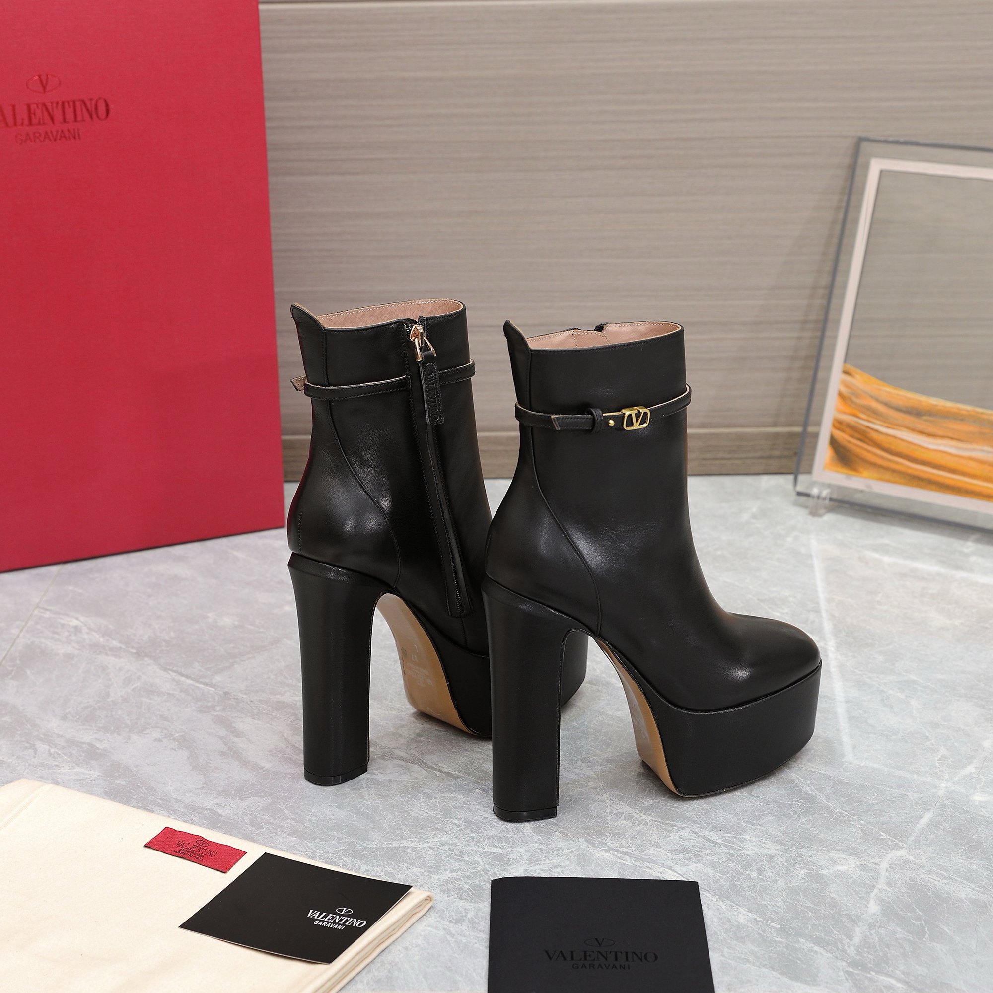 Bagsaaa Va1e*ntin0 Vlogo Black Boots