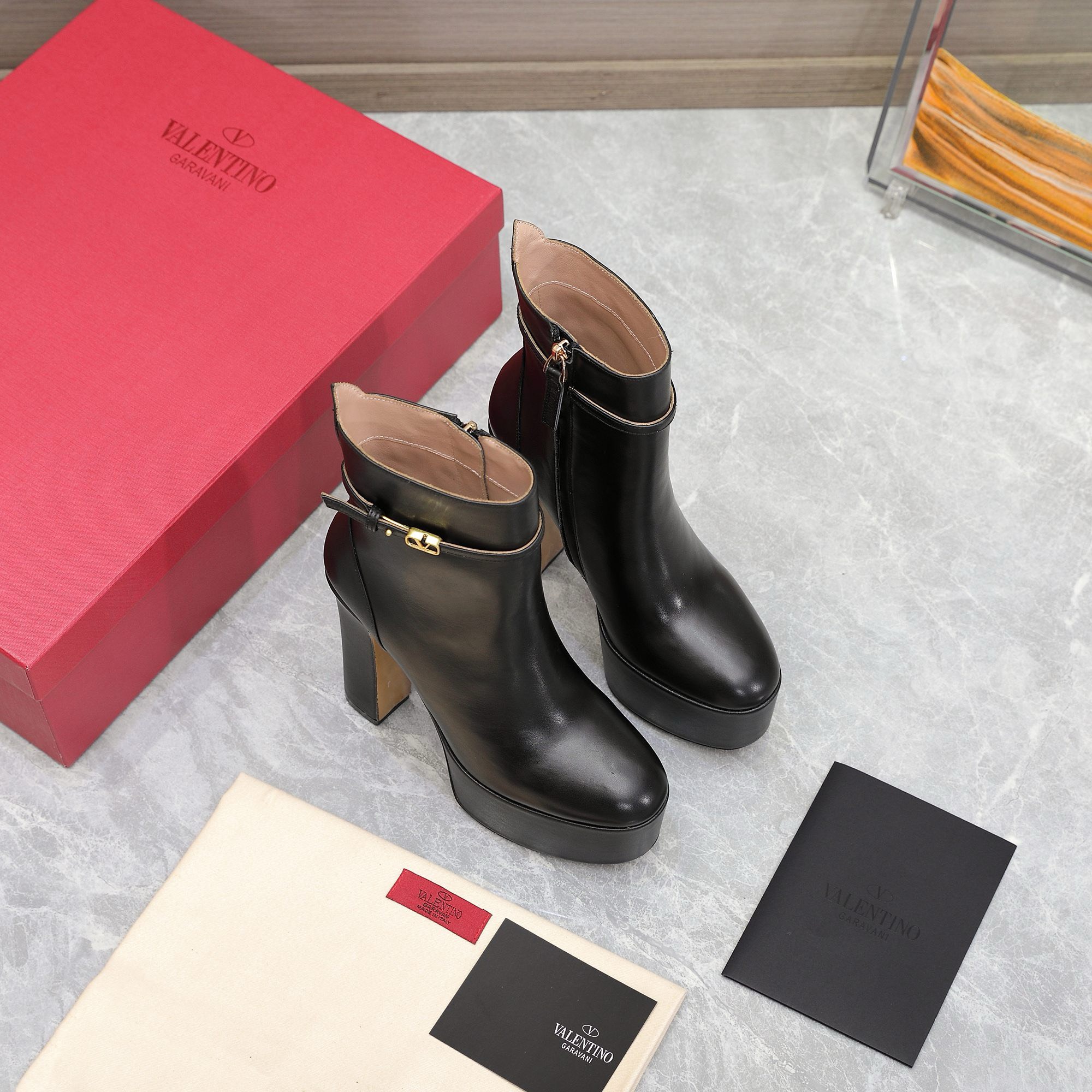 Bagsaaa Va1e*ntin0 Vlogo Black Boots