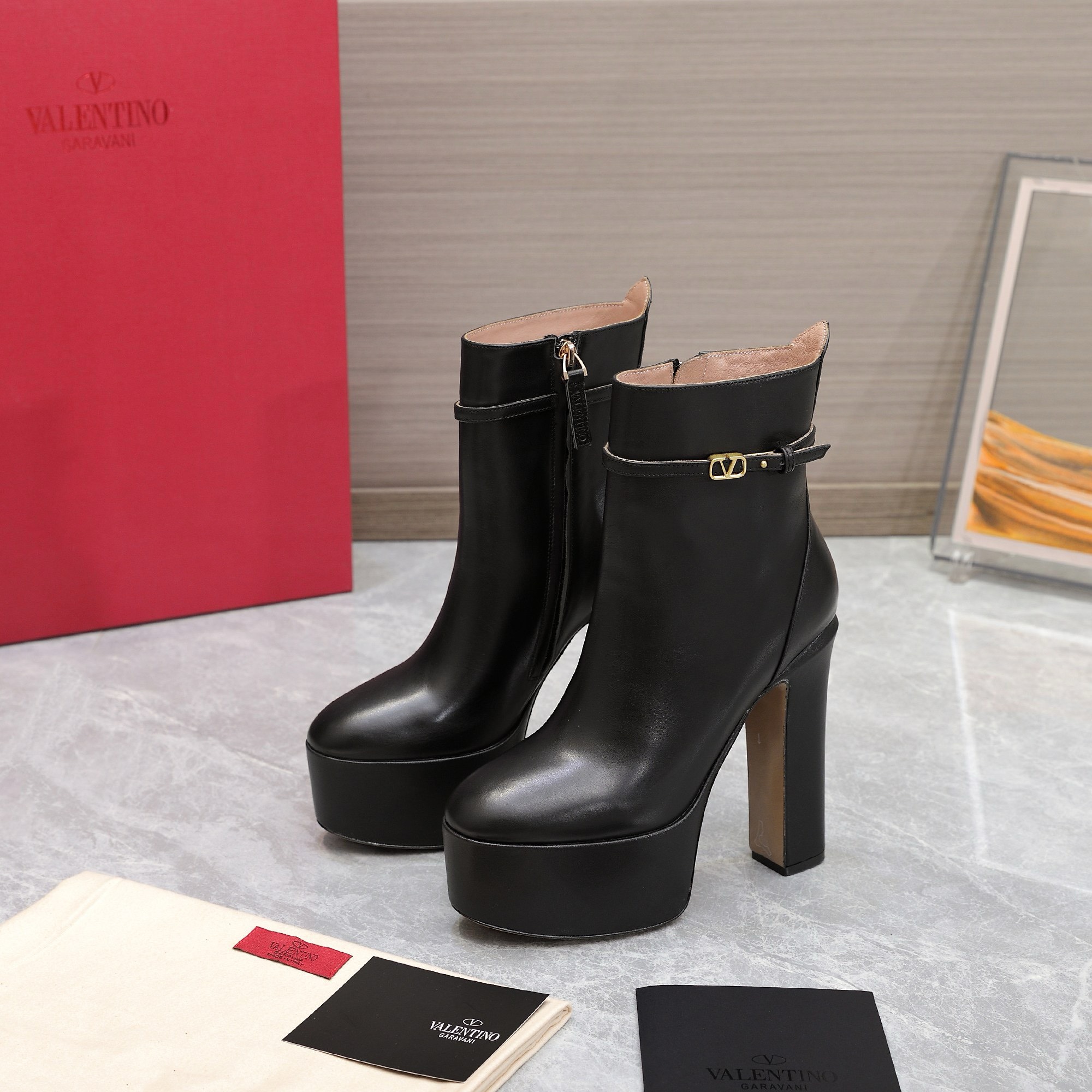 Bagsaaa Va1e*ntin0 Vlogo Black Boots