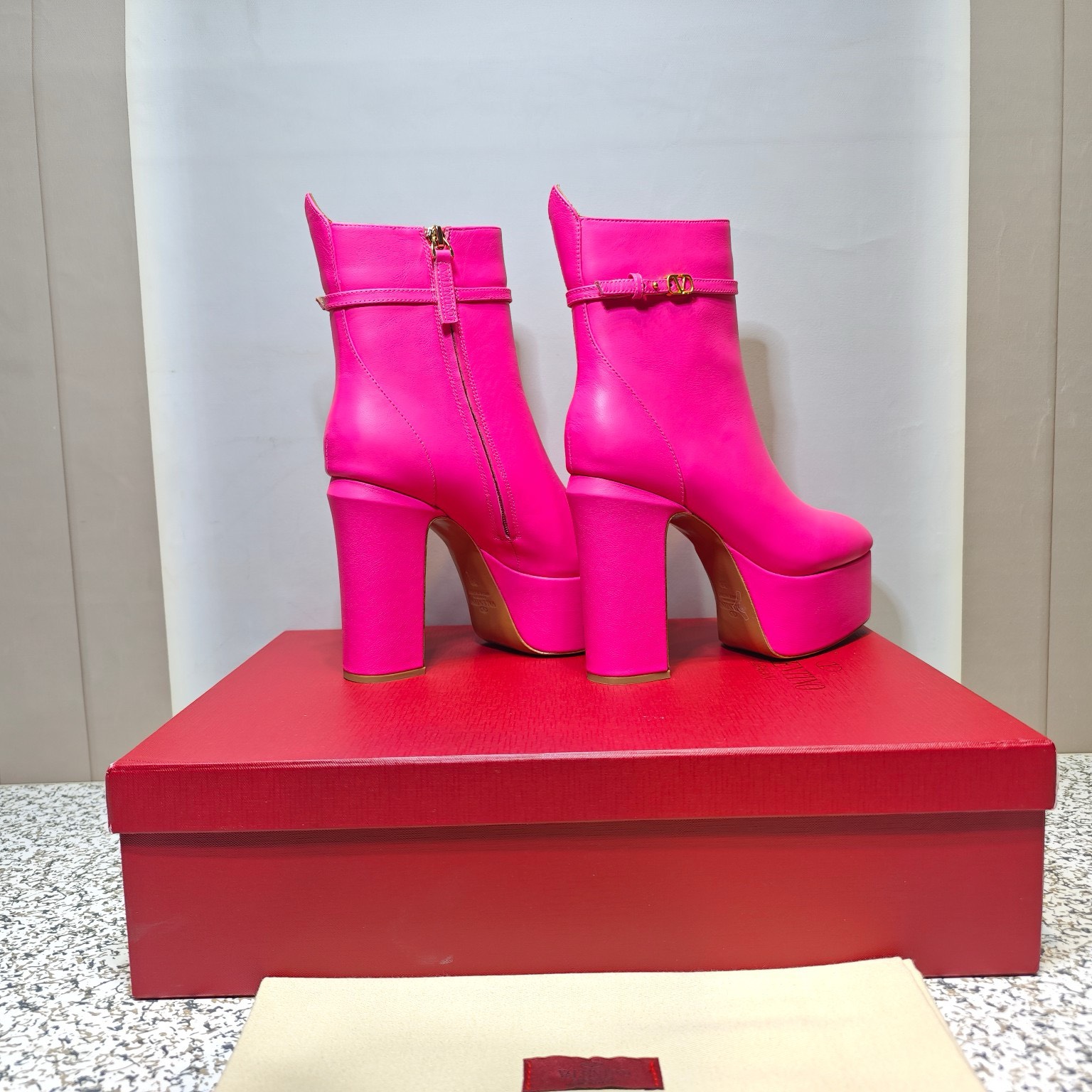 Bagsaaa Va1e*ntin0 Vlogo Pink Boots
