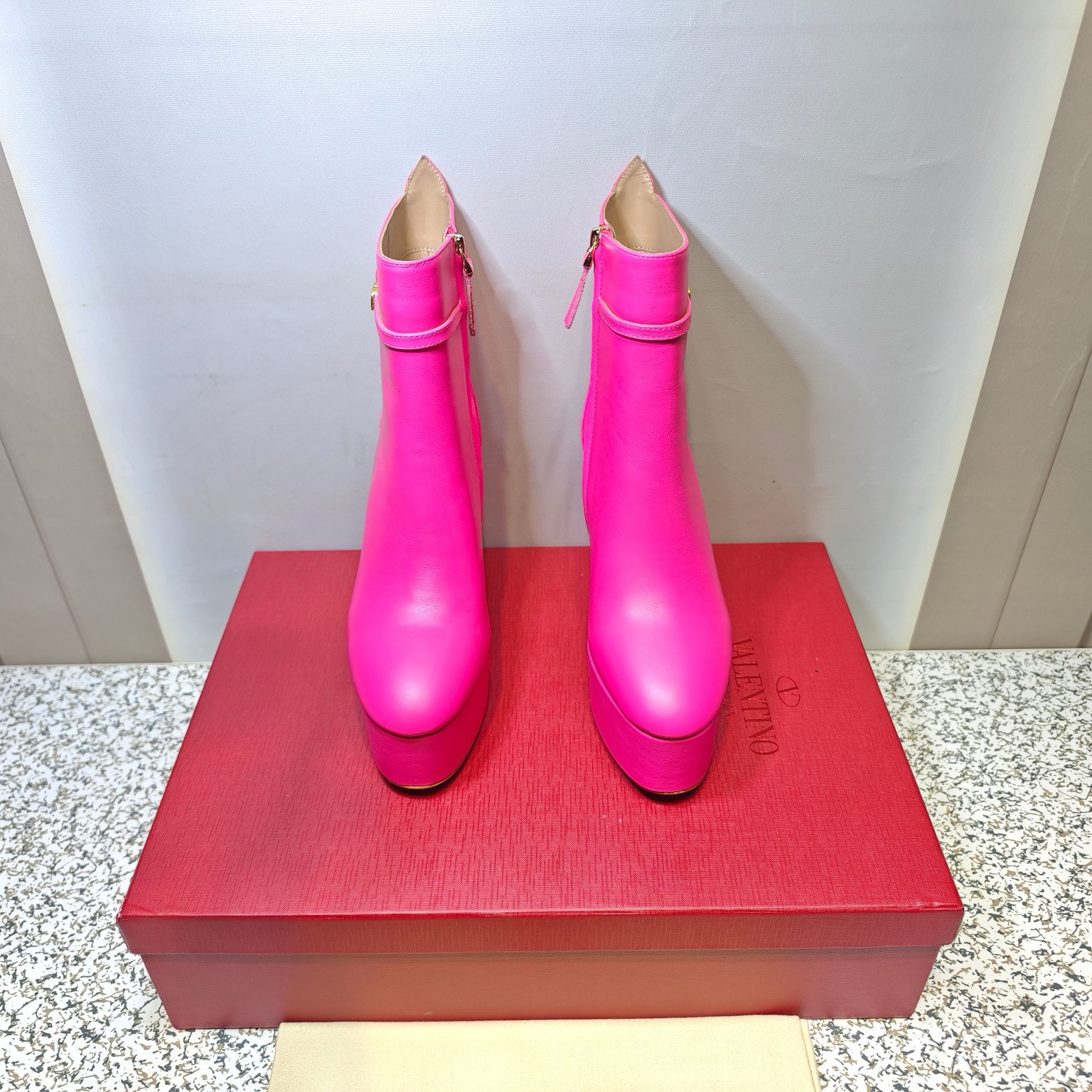Bagsaaa Va1e*ntin0 Vlogo Pink Boots