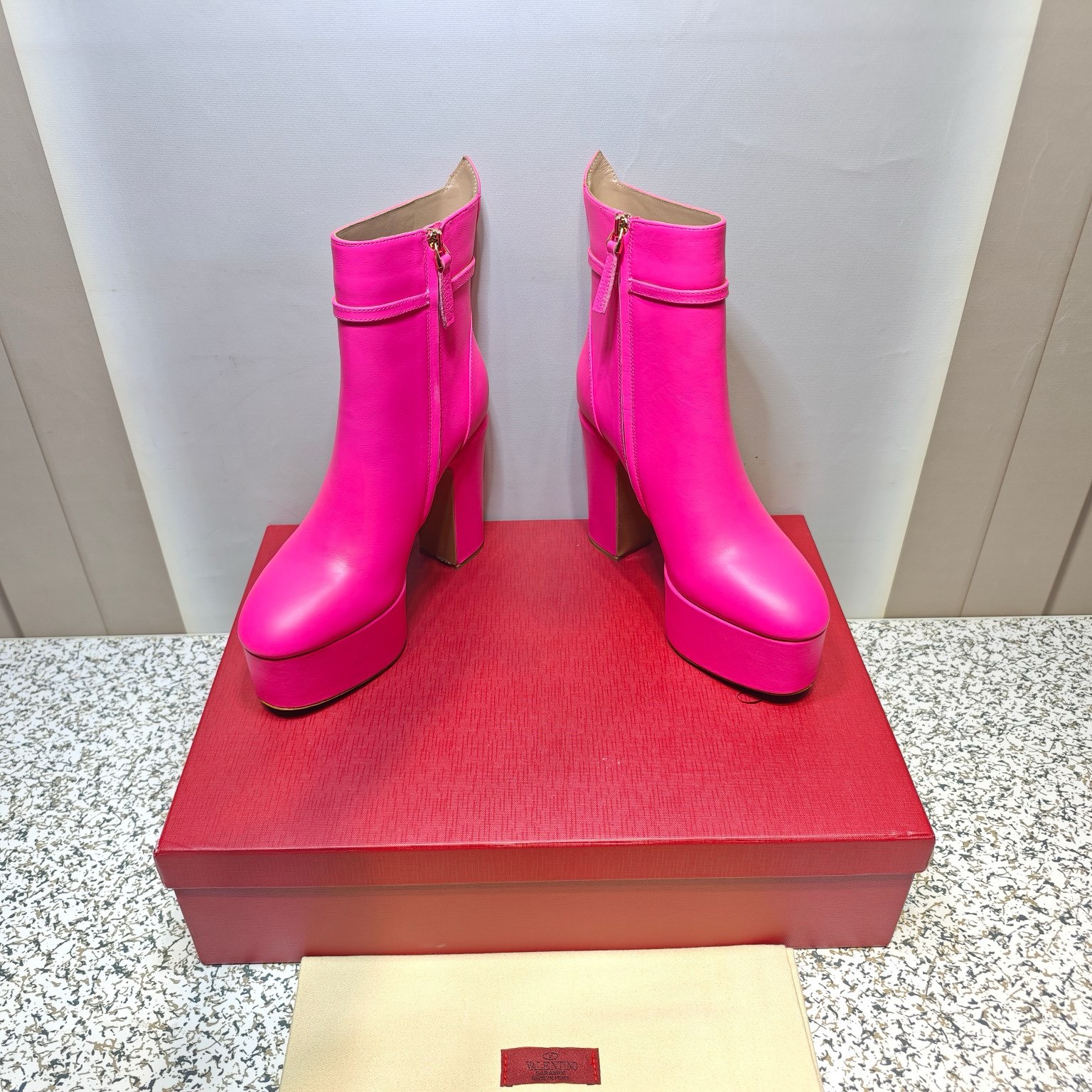Bagsaaa Va1e*ntin0 Vlogo Pink Boots