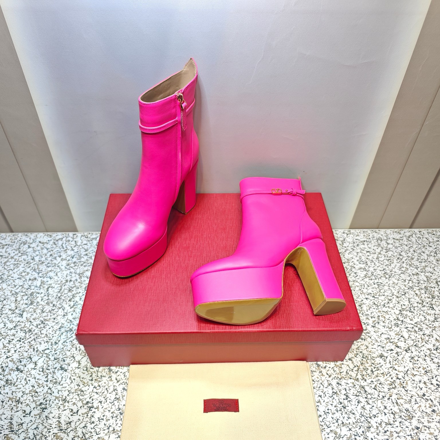Bagsaaa Va1e*ntin0 Vlogo Pink Boots
