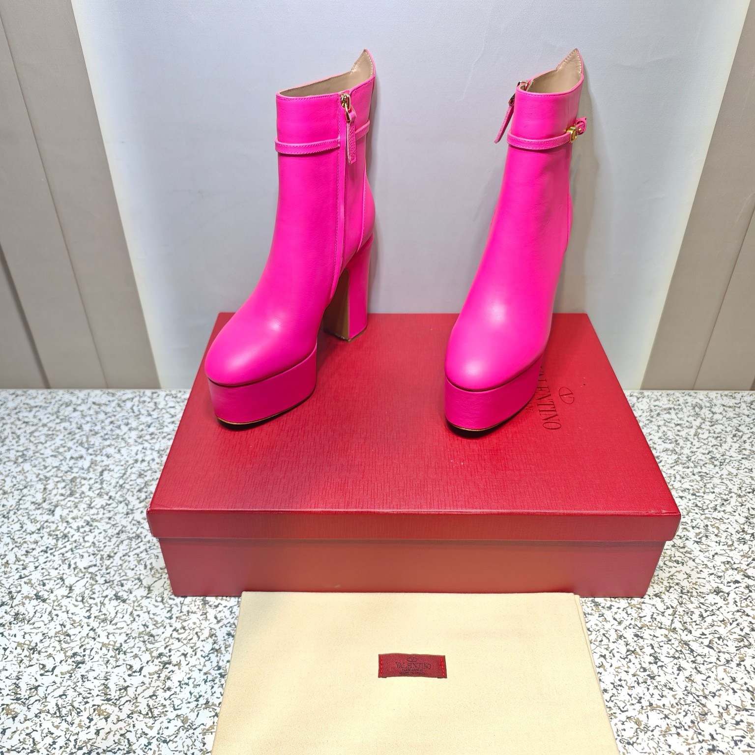 Bagsaaa Va1e*ntin0 Vlogo Pink Boots