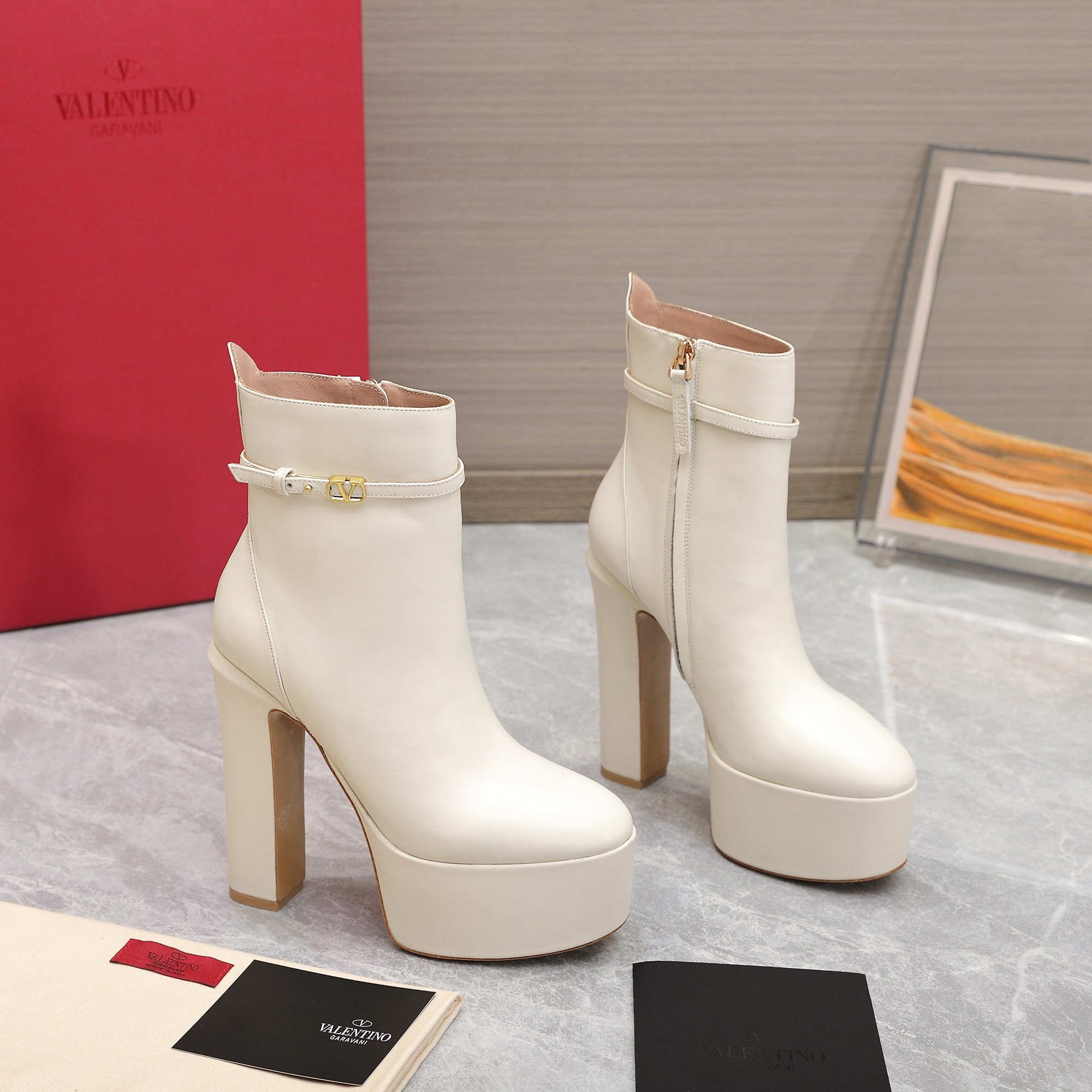 Bagsaaa Va1e*ntin0 Vlogo White Boots