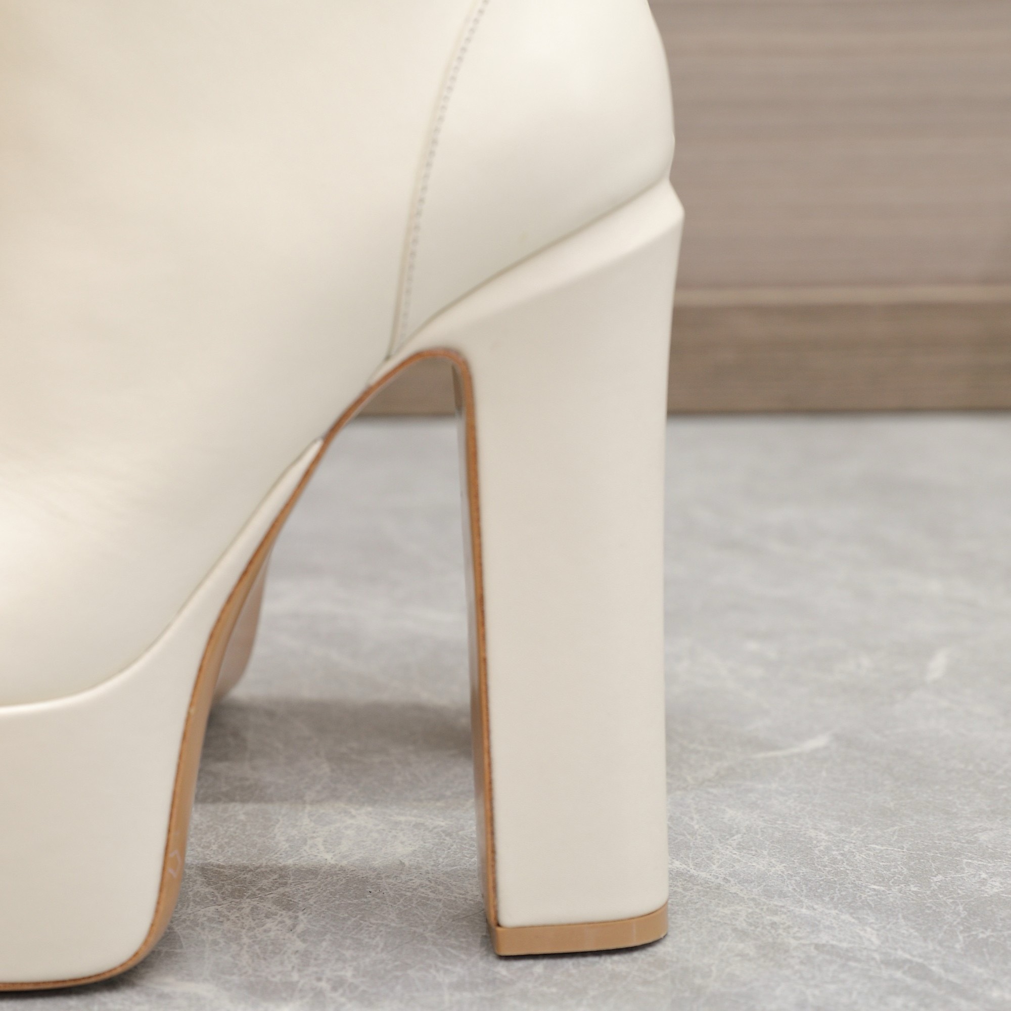 Bagsaaa Va1e*ntin0 Vlogo White Boots