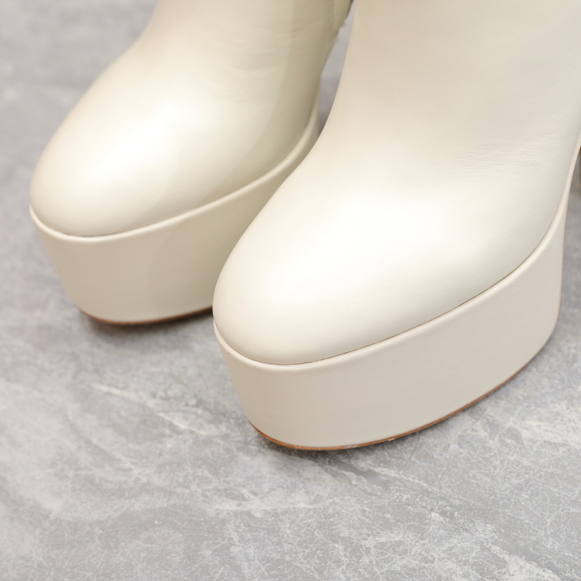 Bagsaaa Va1e*ntin0 Vlogo White Boots