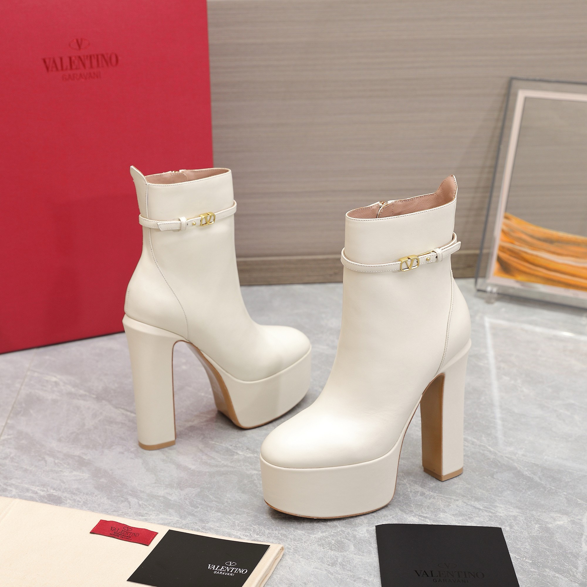 Bagsaaa Va1e*ntin0 Vlogo White Boots