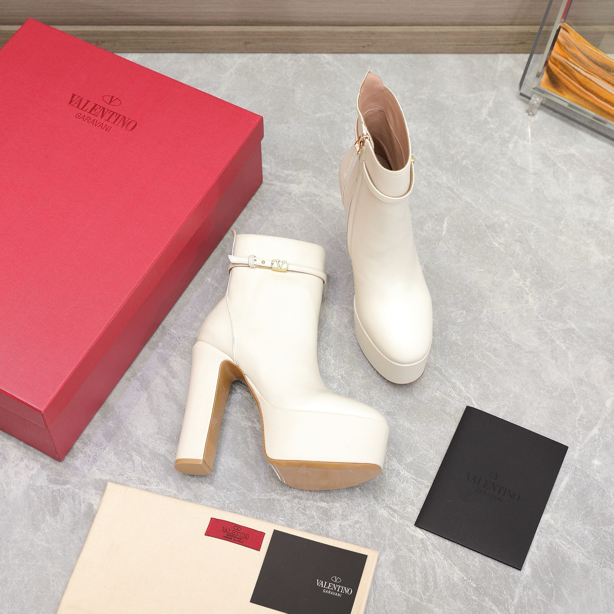 Bagsaaa Va1e*ntin0 Vlogo White Boots