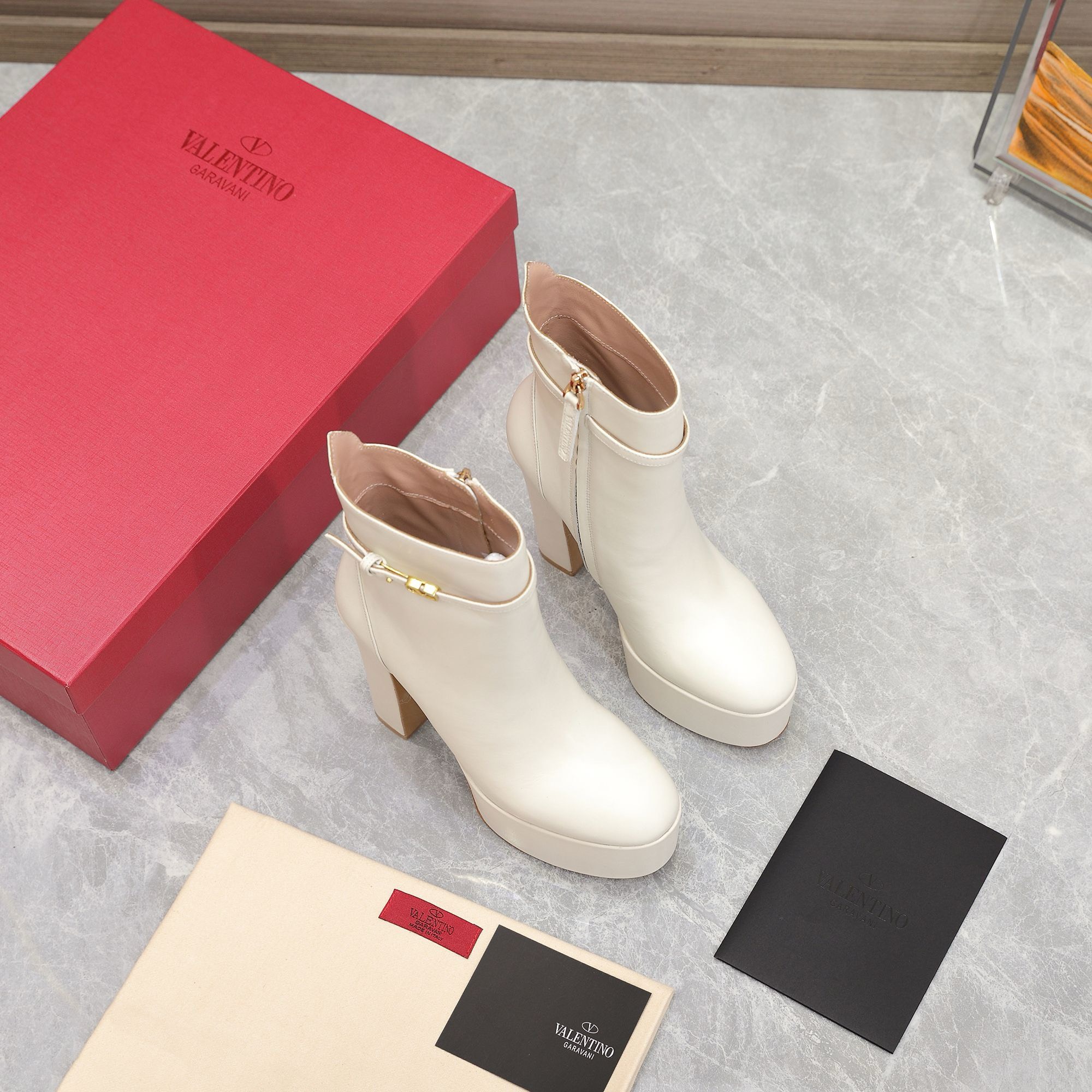 Bagsaaa Va1e*ntin0 Vlogo White Boots