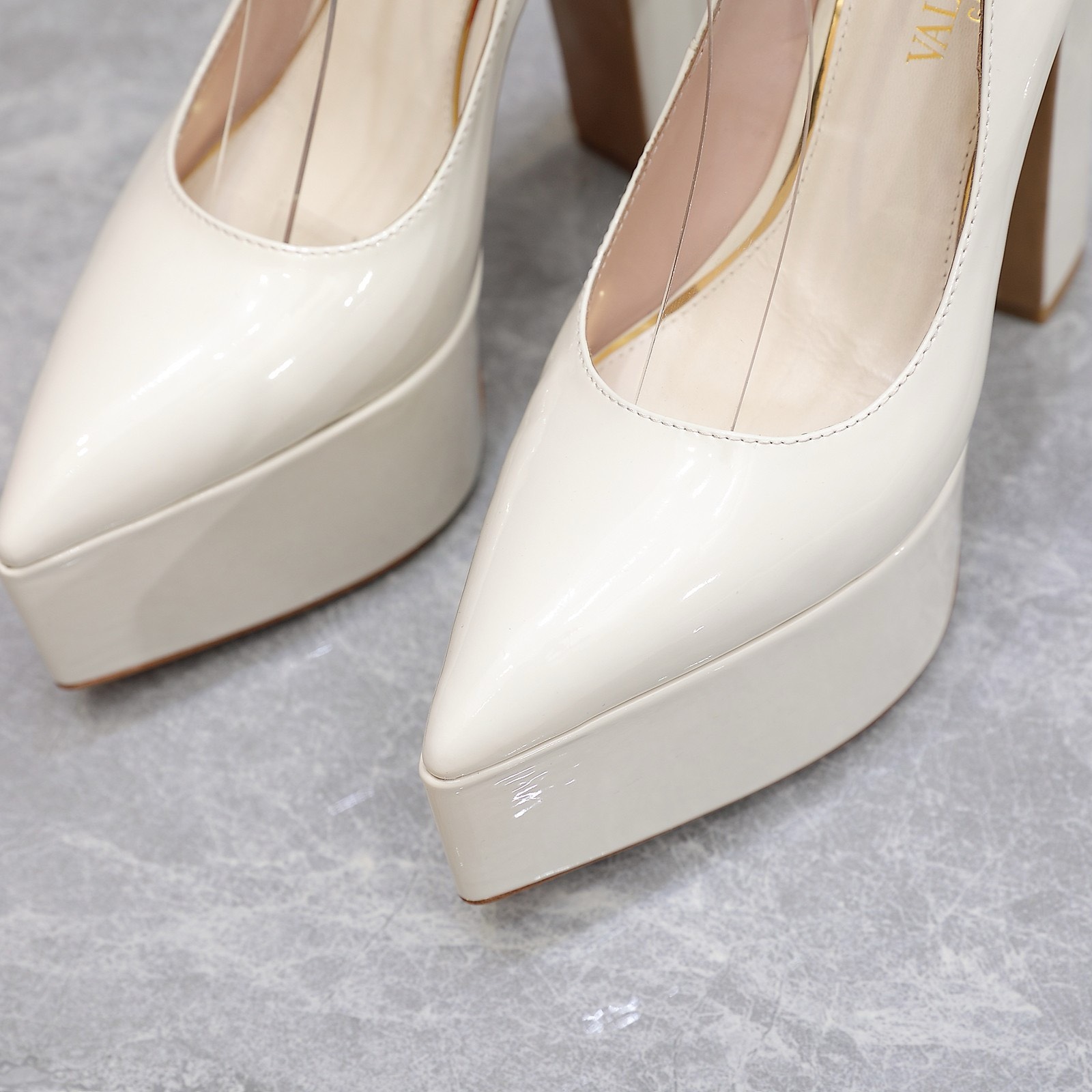 Bagsaaa Va1e*ntin0 Leather Tan-Go Pumps 155 White
