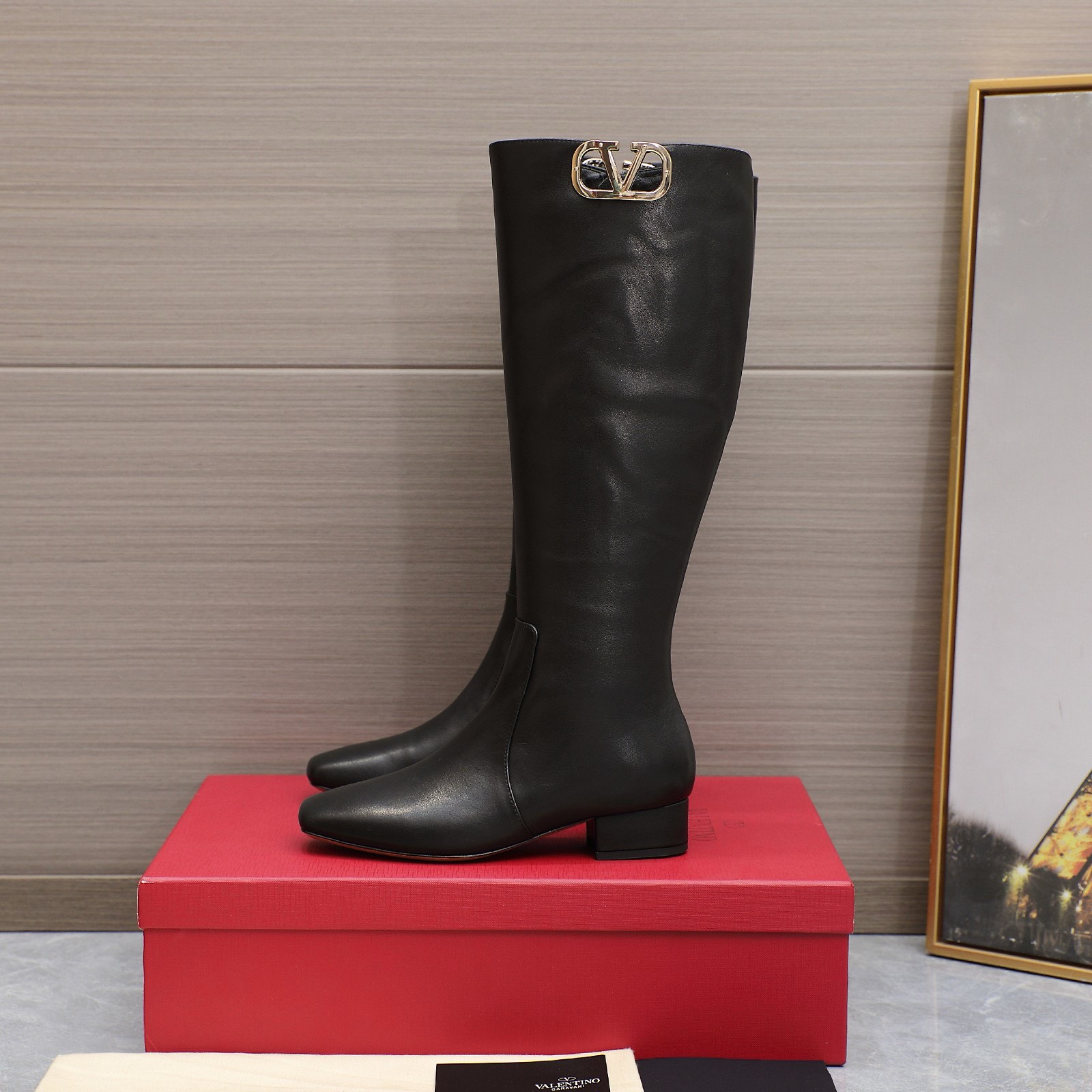 Bagsaaa Va1e*ntin0 Garavani VLogo Type boots in black