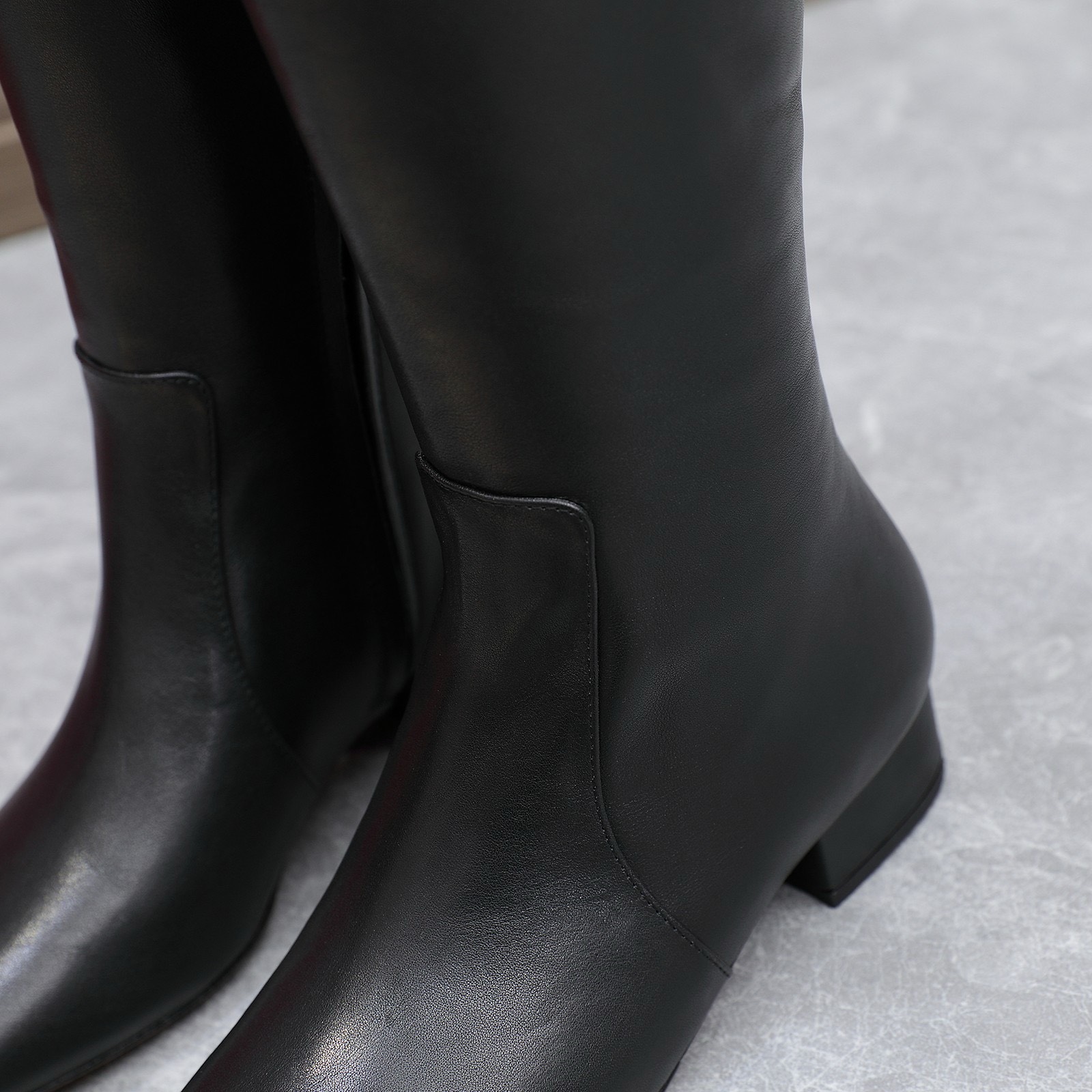 Bagsaaa Va1e*ntin0 Garavani VLogo Type boots in black