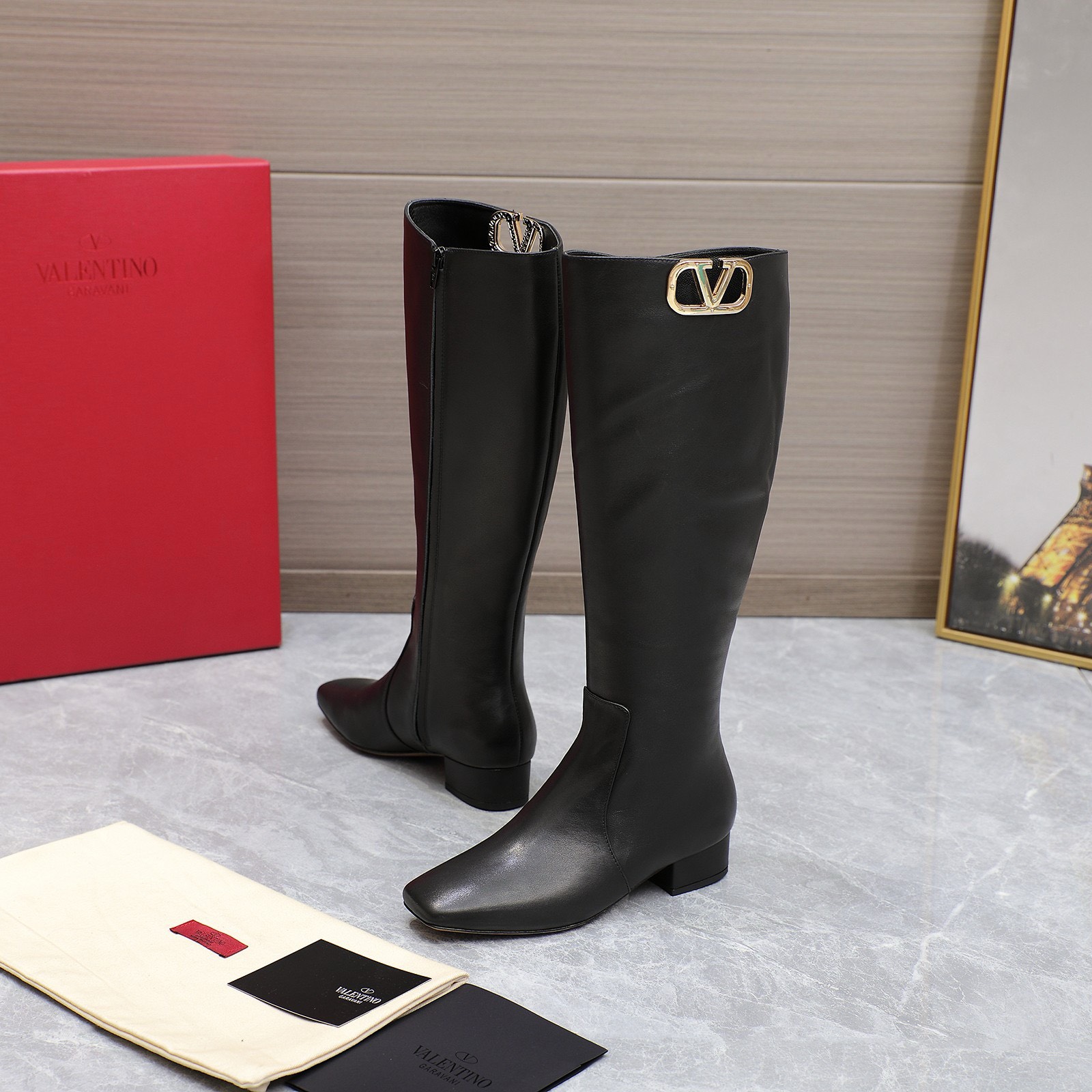 Bagsaaa Va1e*ntin0 Garavani VLogo Type boots in black