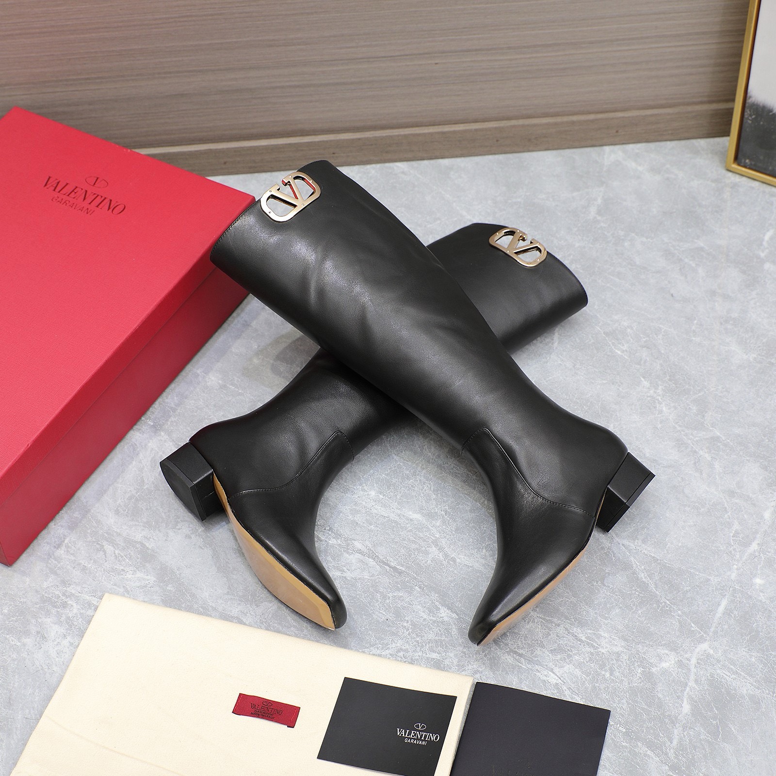 Bagsaaa Va1e*ntin0 Garavani VLogo Type boots in black