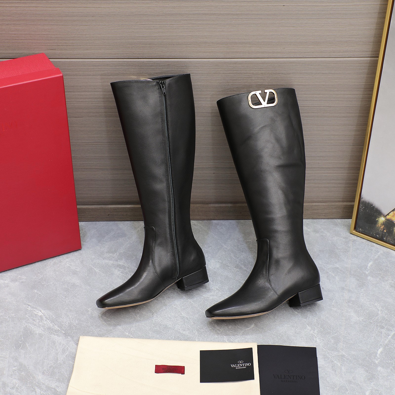 Bagsaaa Va1e*ntin0 Garavani VLogo Type boots in black