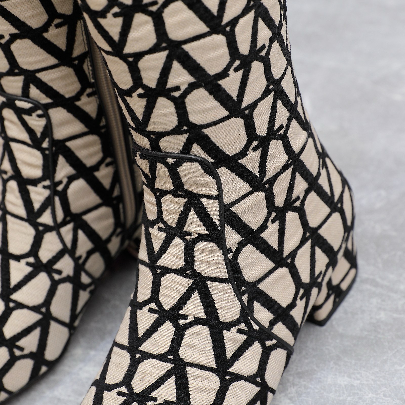 Bagsaaa Va1e*ntin0 Garavani VLogo Type boots in black Toile Iconographe fabric
