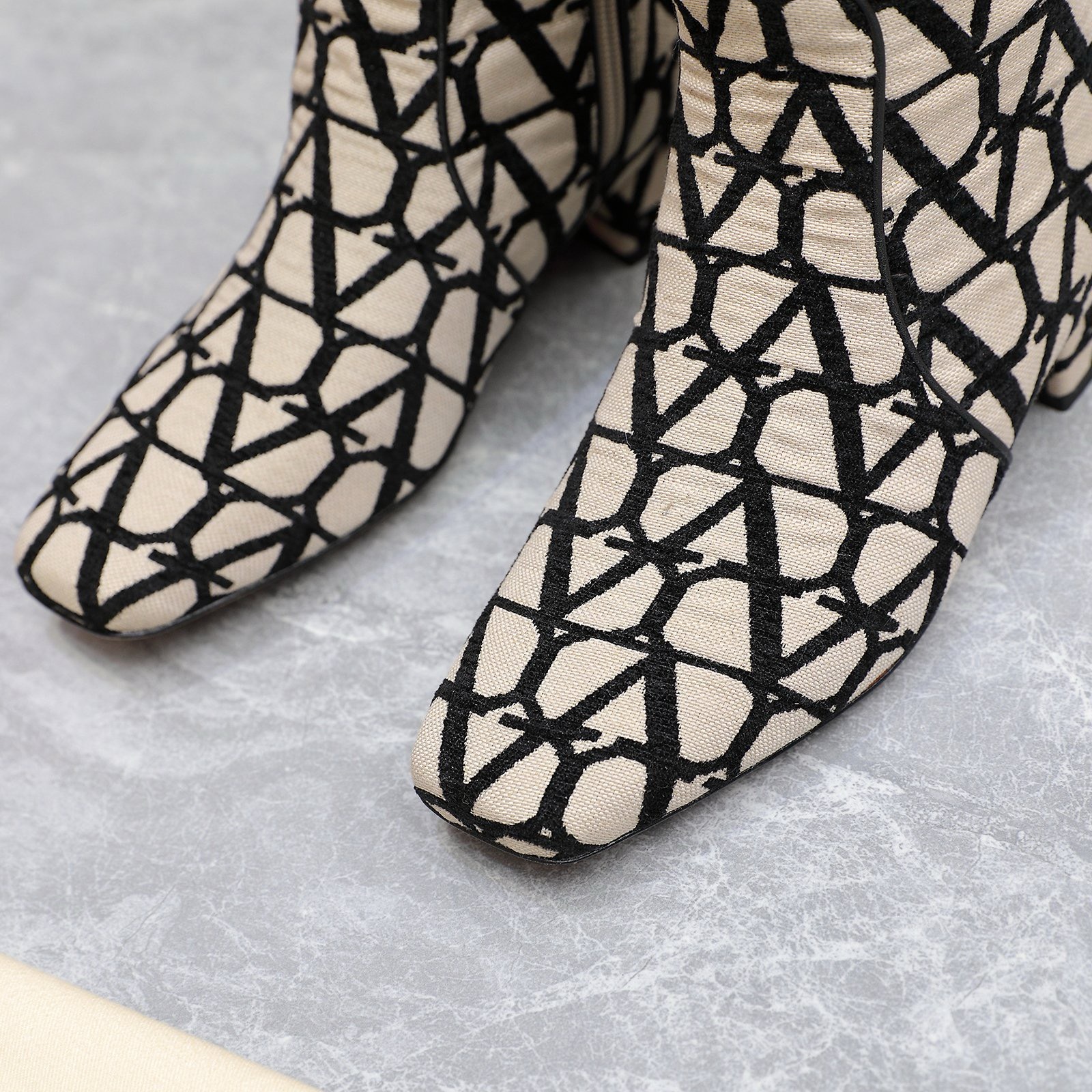 Bagsaaa Va1e*ntin0 Garavani VLogo Type boots in black Toile Iconographe fabric