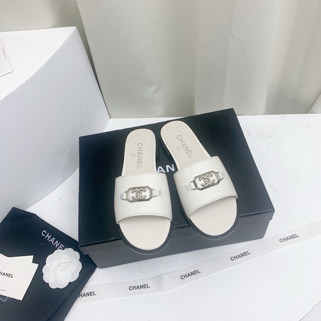 Bagsaaa Ch**el White Leather Slides