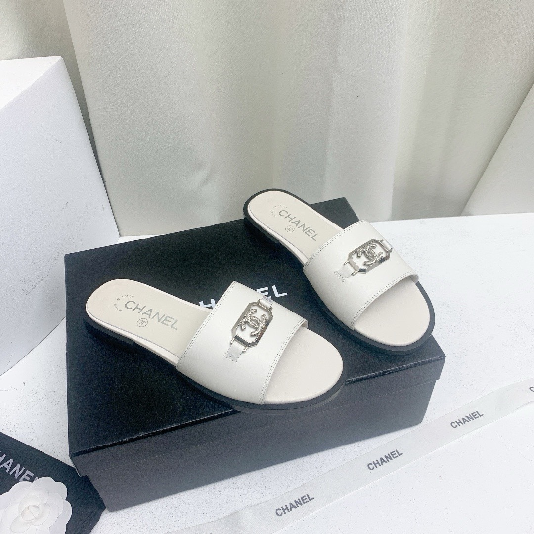 Bagsaaa Ch**el White Leather Slides