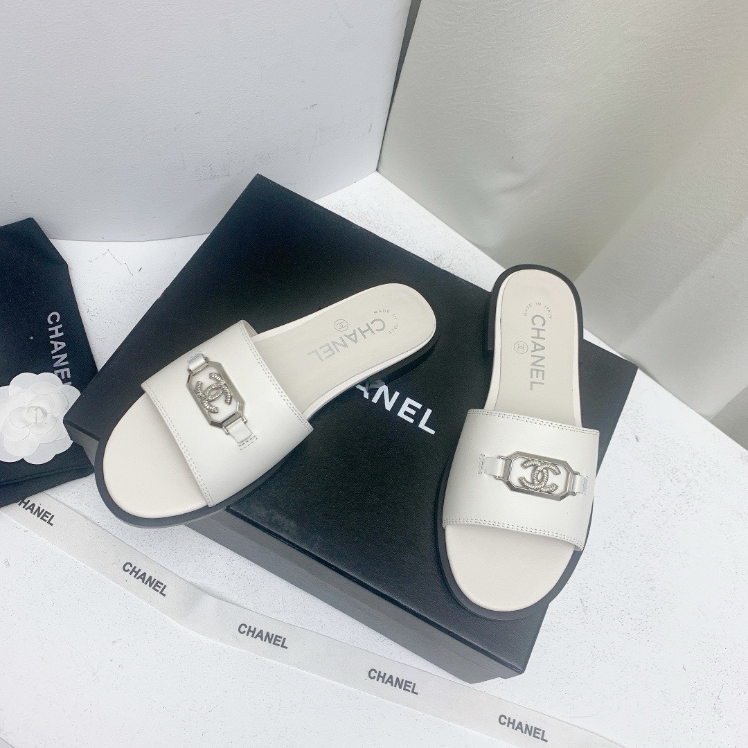 Bagsaaa Ch**el White Leather Slides