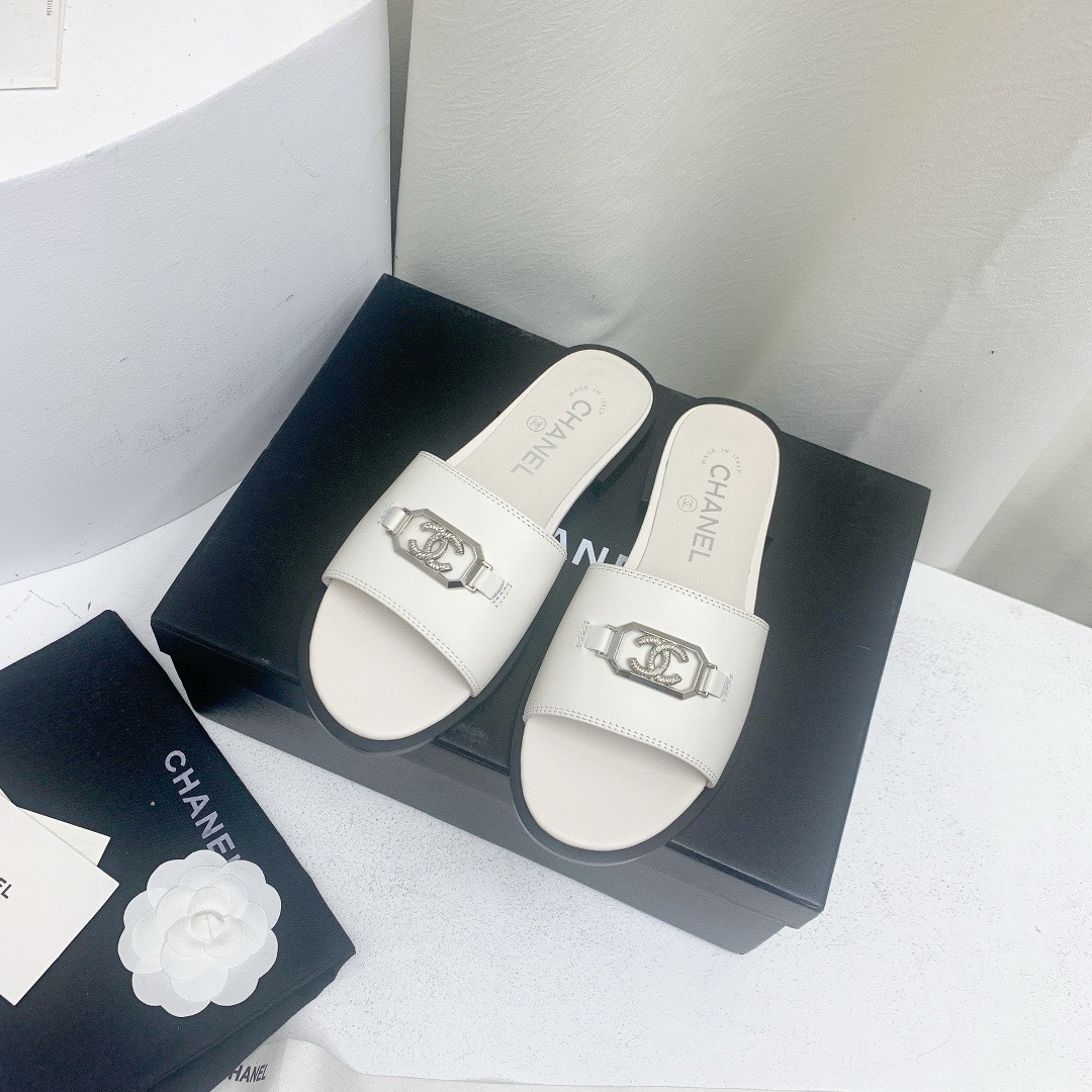 Bagsaaa Ch**el White Leather Slides