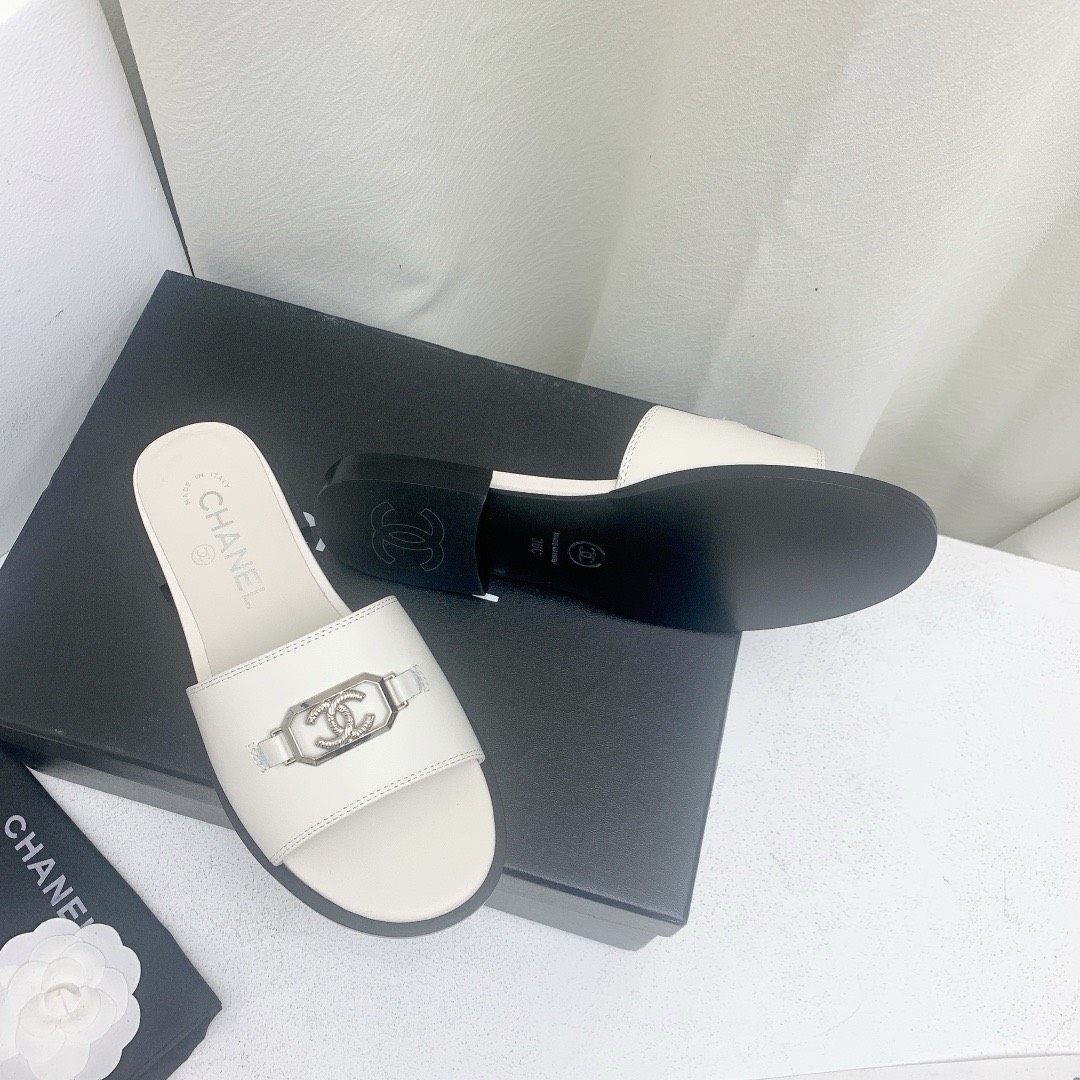 Bagsaaa Ch**el White Leather Slides