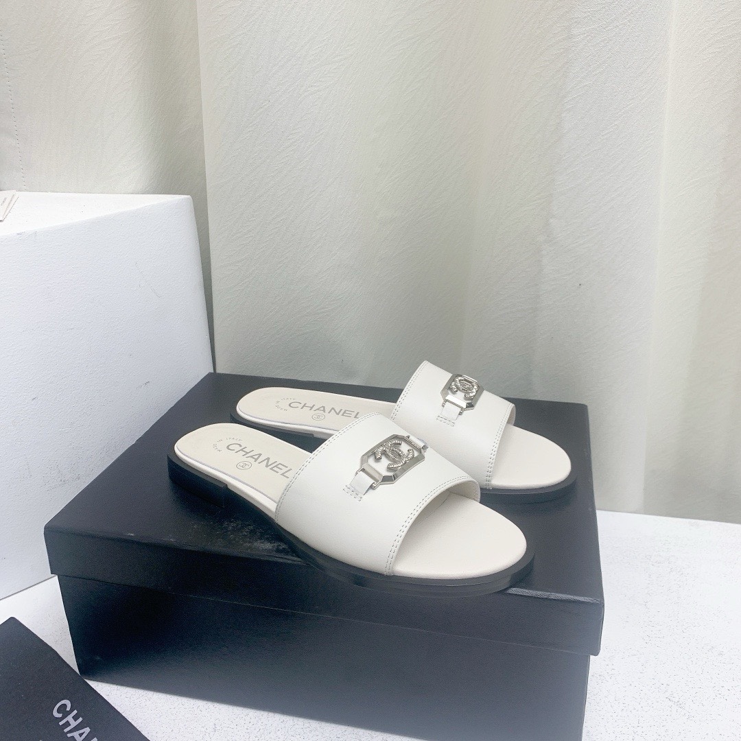 Bagsaaa Ch**el White Leather Slides